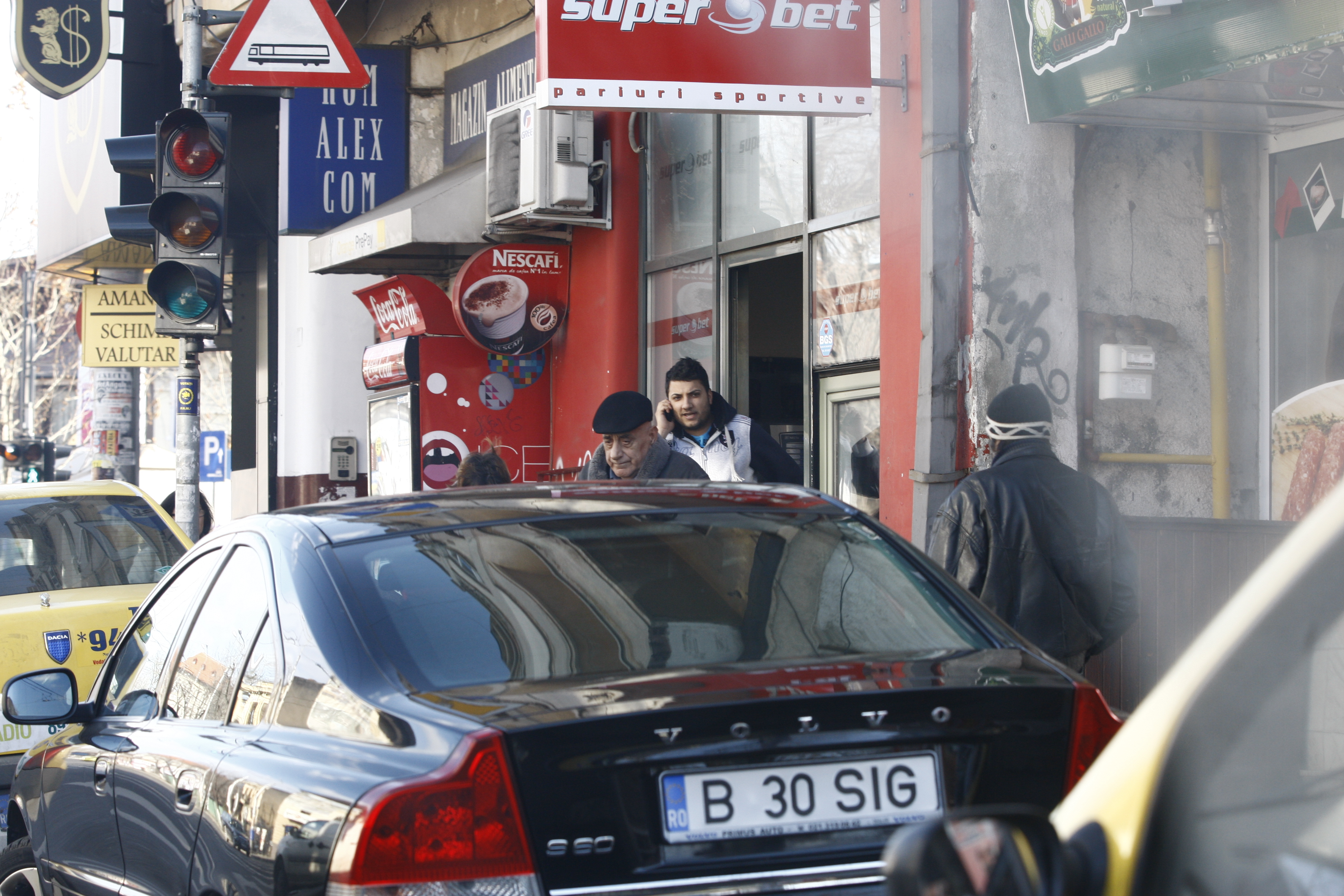 Barbatul intra repede intr-o sediu de pariuri sportive