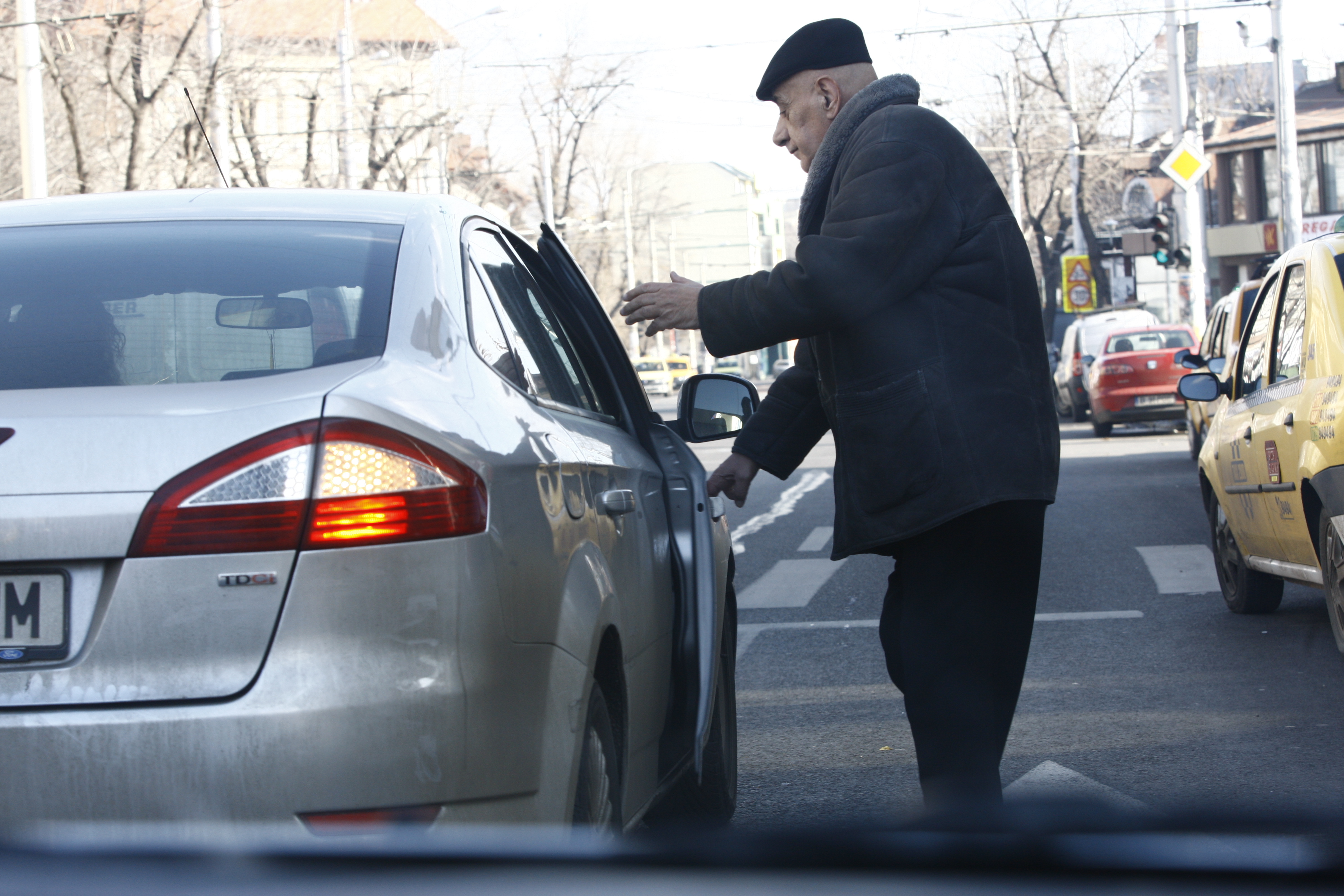 Lis revine in fuga la autoturism pentru ca sotia lui sa nu-l astepte