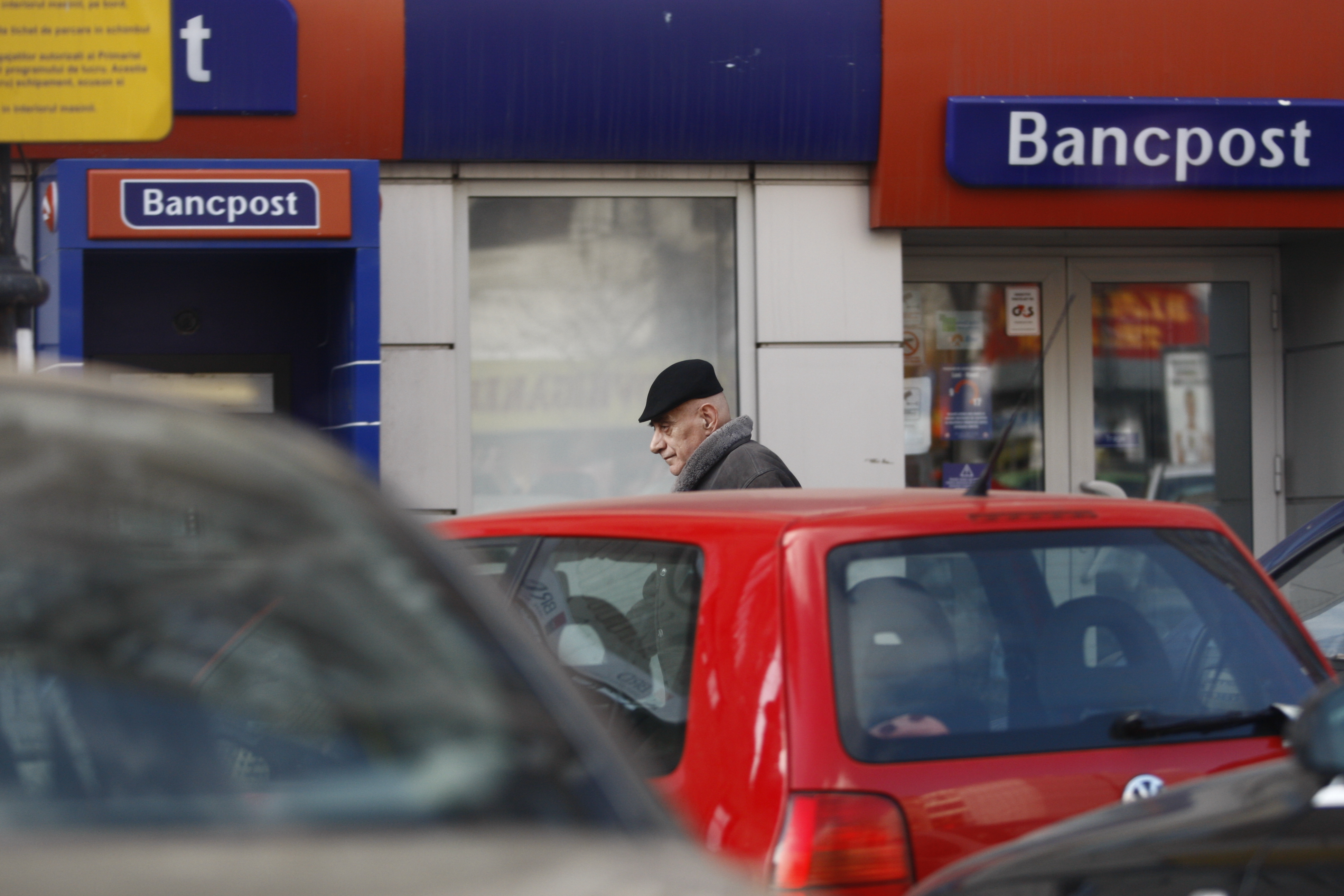 Ianinte de a ajunge acasa, Viorel merge la banca pentru a scoate niste bani