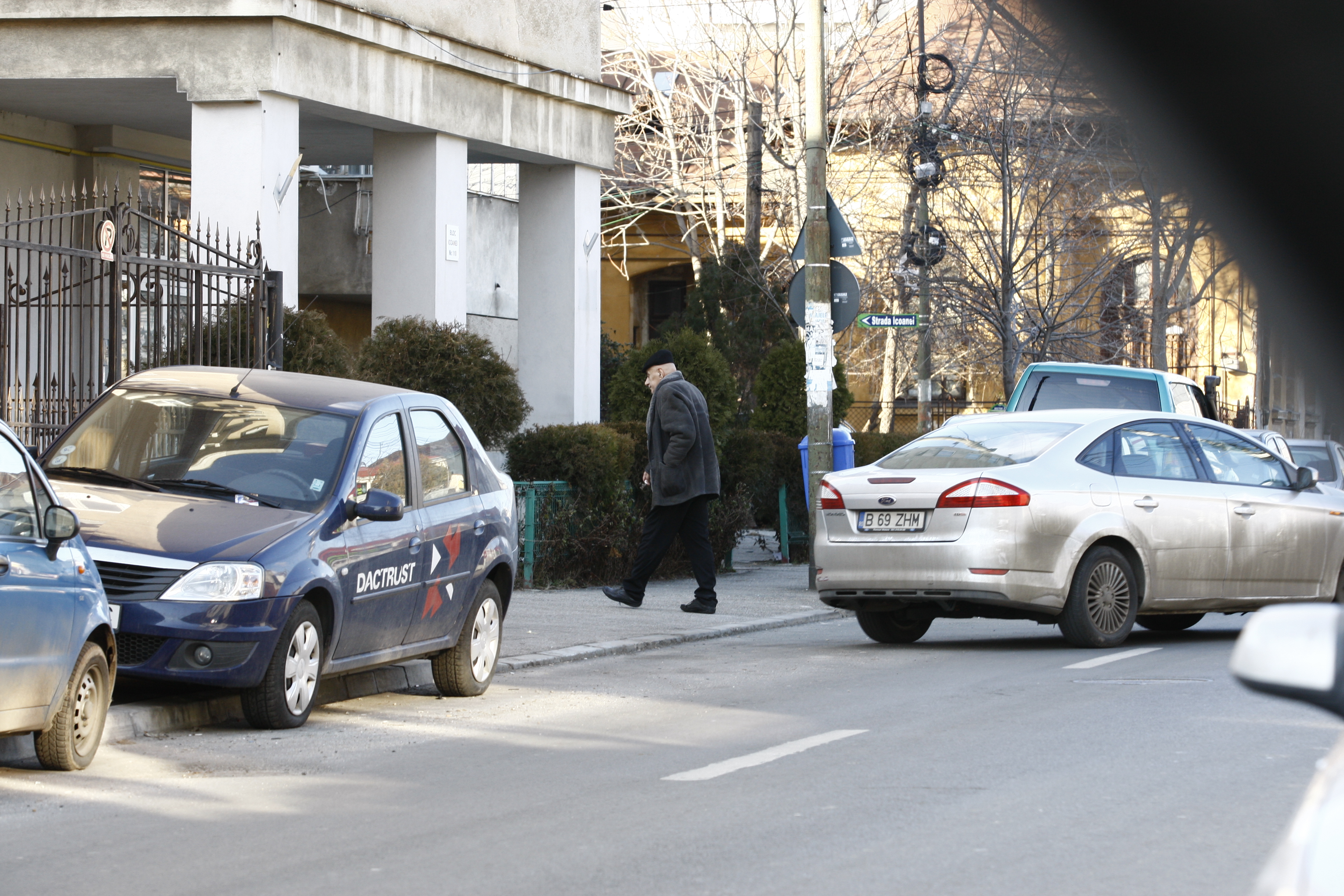 Barbatul se intoarce acasa lasat de sotia lui