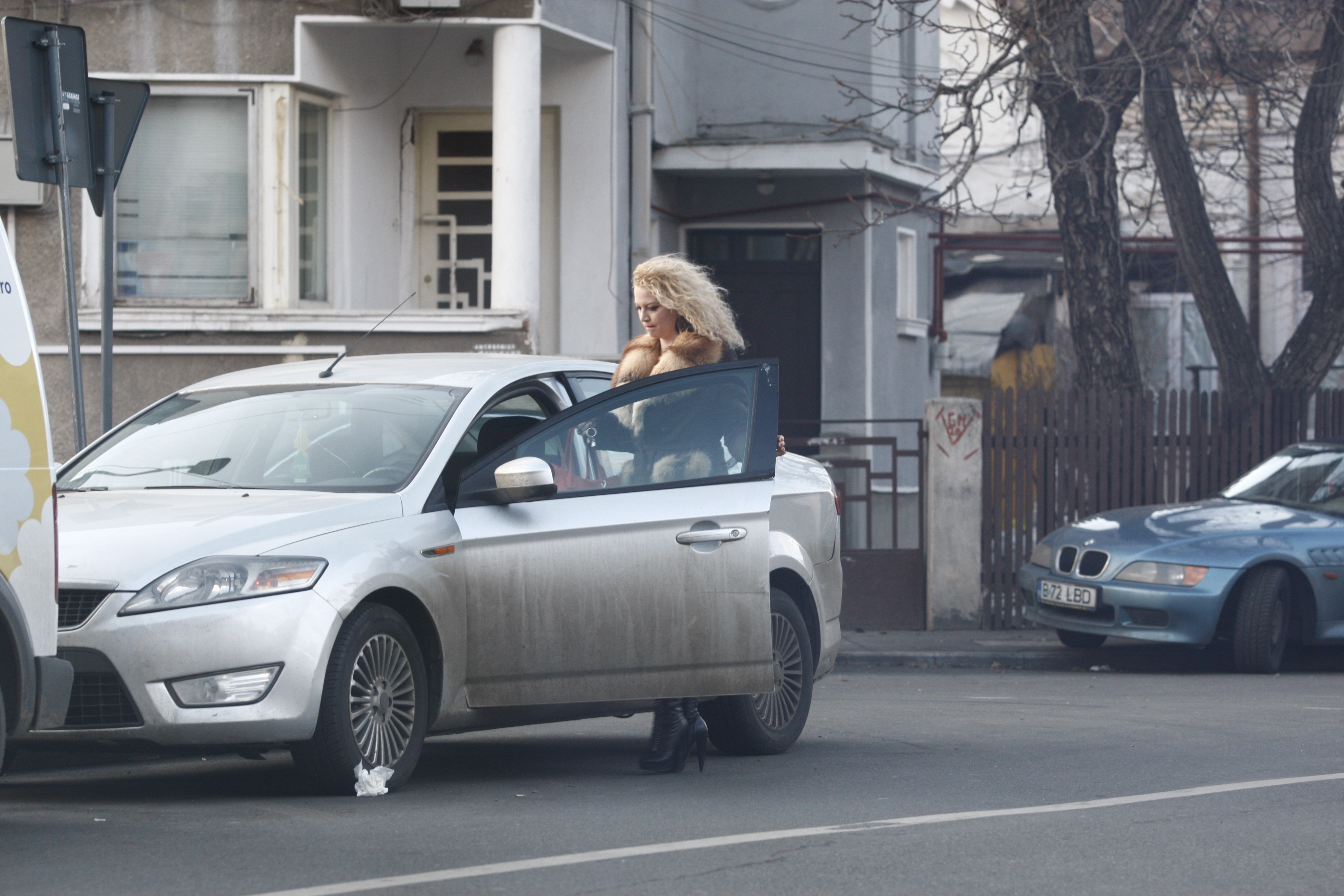 Dezamagita, blonda se intoarce la masina pentru a pleca acasa