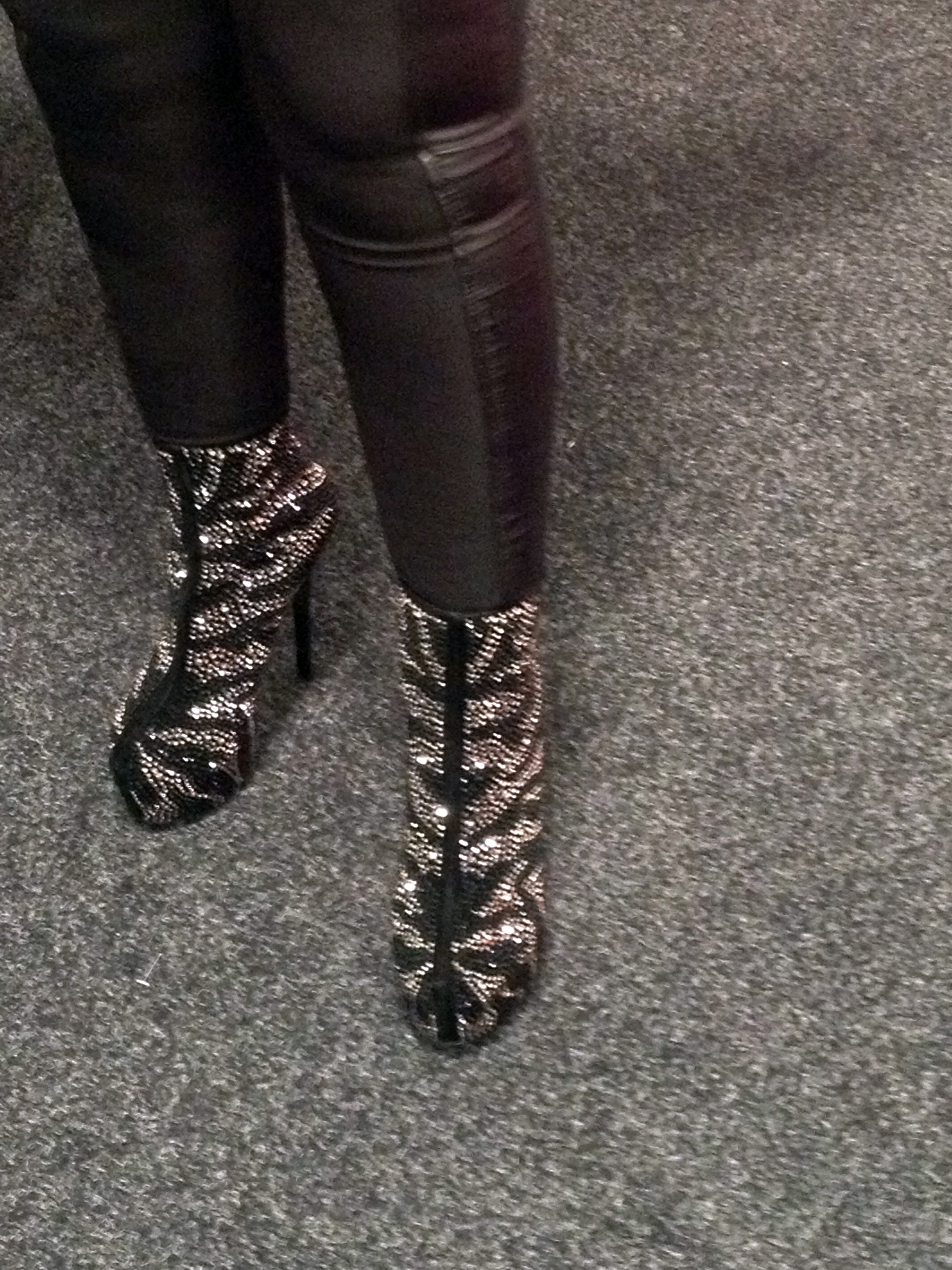 Bruneta are in garderoba o pereche de botine replica dupa Christian Louboutin