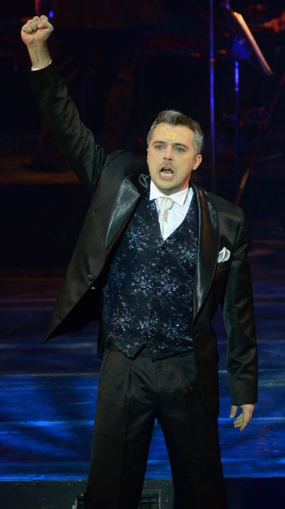 Tenorul a inceput sa studieze vioara la varsta de patru ani la Suceava