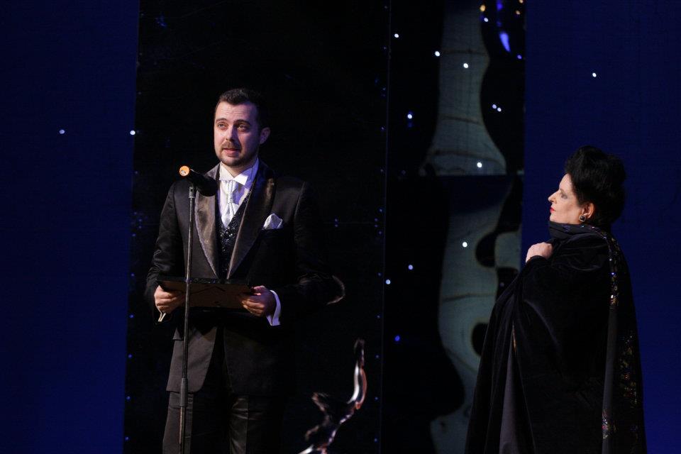 Tenorul a fost recompensat cu premiul pentru cel mai bun solist de opereta si musical din Romania. Inmanat de Mariana Nicolesco