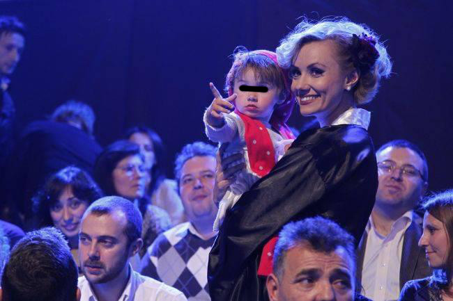 Florin si Isabel sunt foarte buni prieteni si isi incep fiecare zi jucandu-se