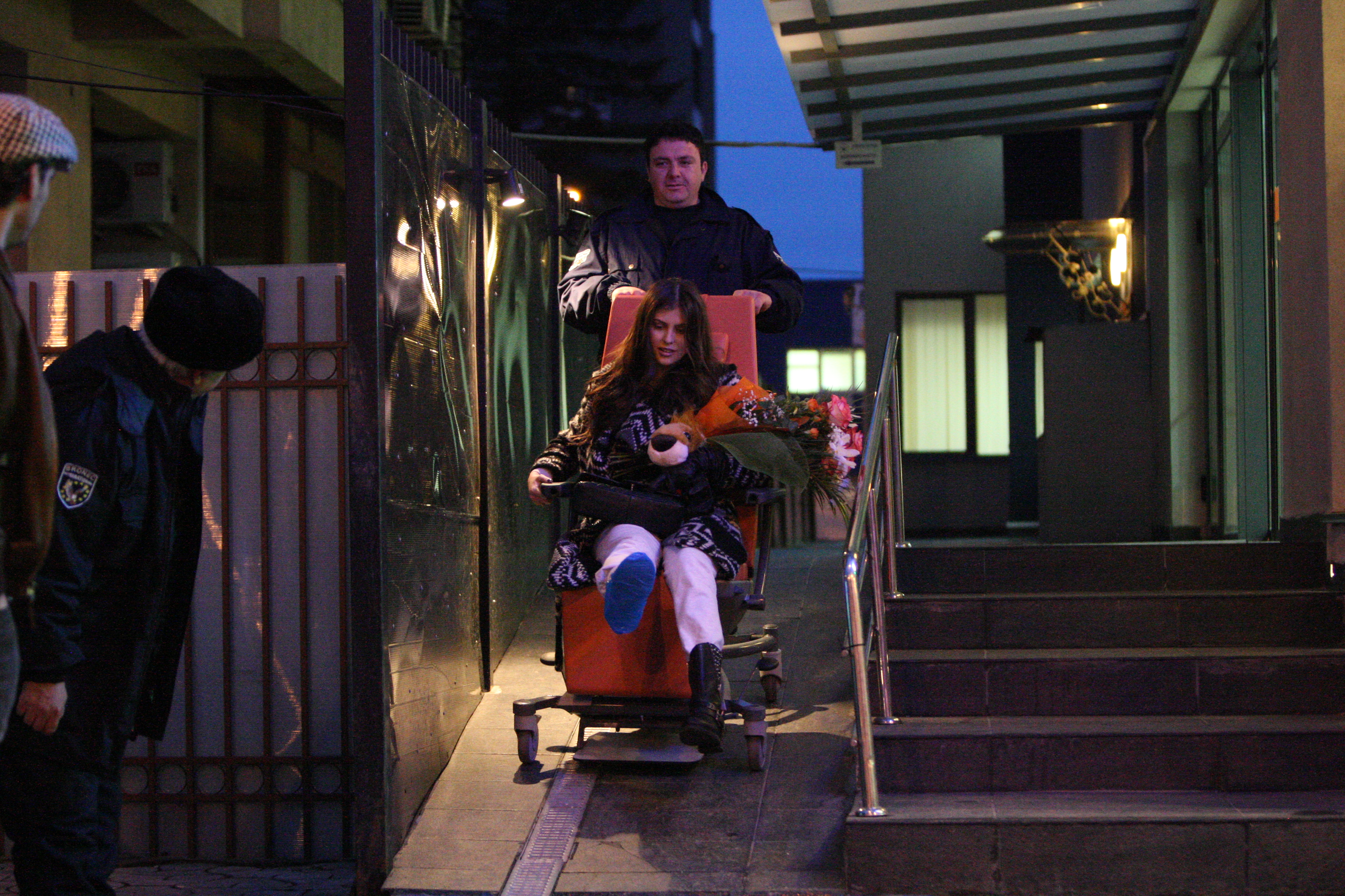 Roxana iese din spital ajutata de unul dintre pazinici