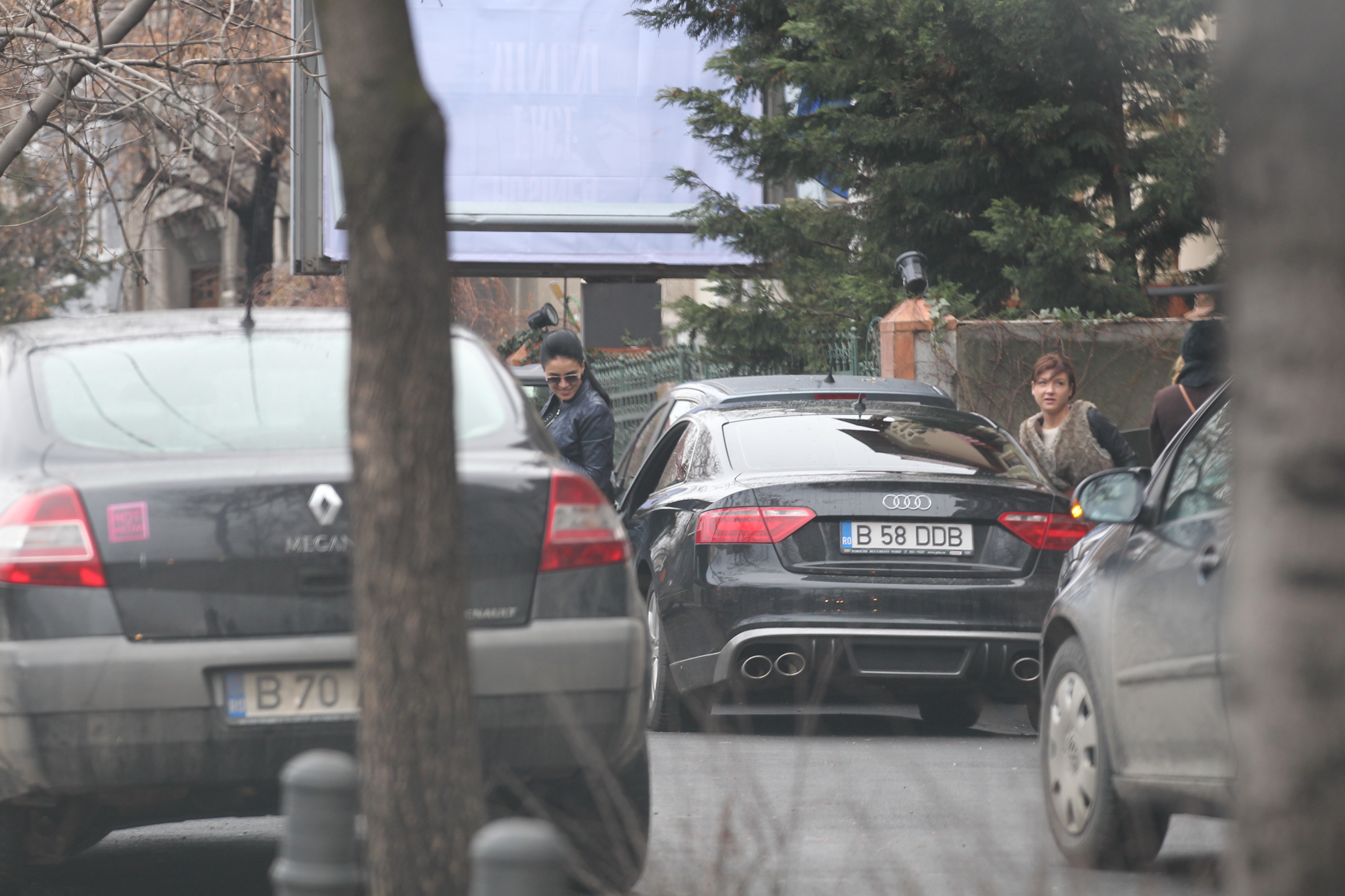 Bruneta impreuna cu prietene ei se opresc la o agentie de turism