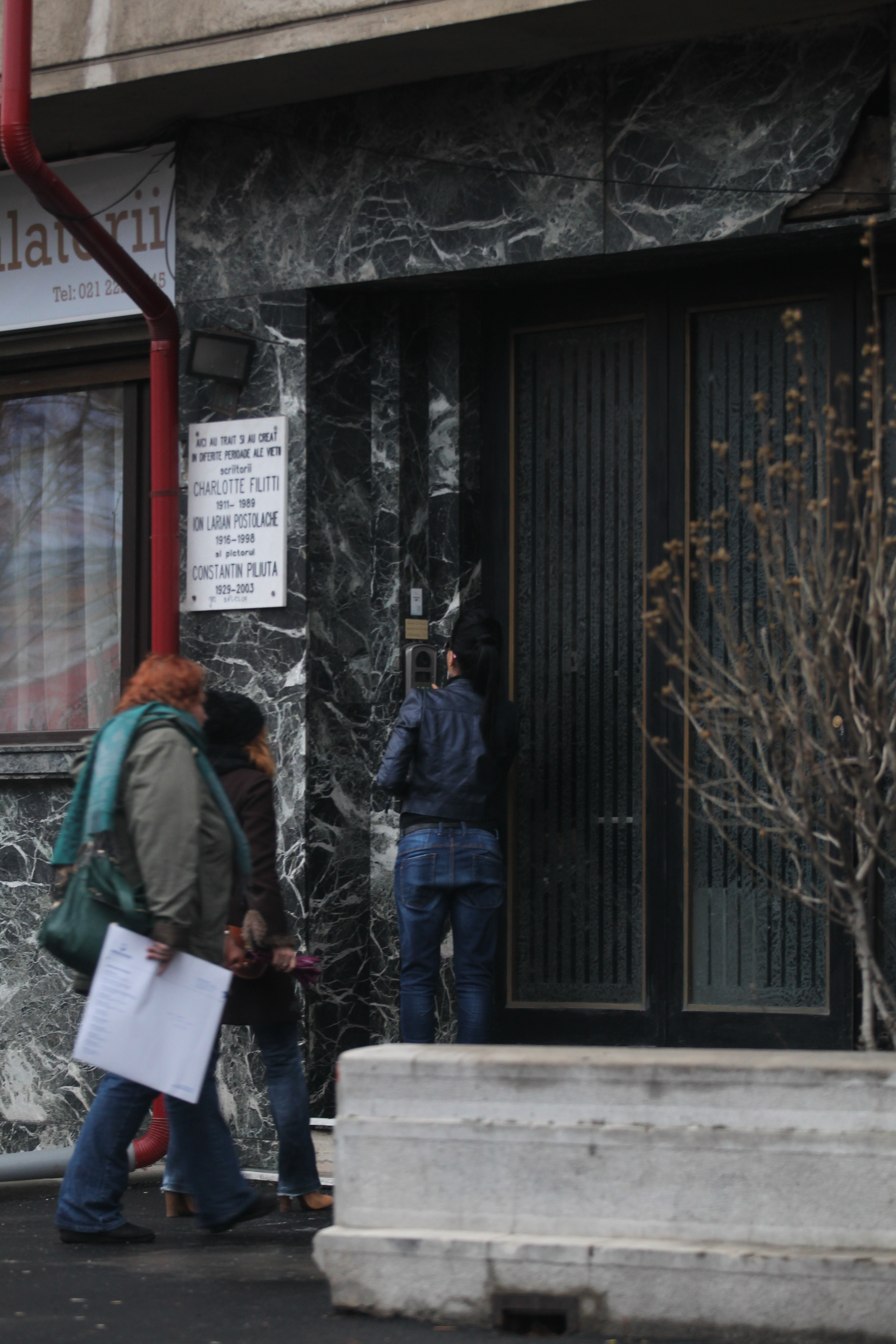 Tinerele suna la interfonul unei agentii de turism nerabdatoare sa vada pachetele cu oferte de excursii