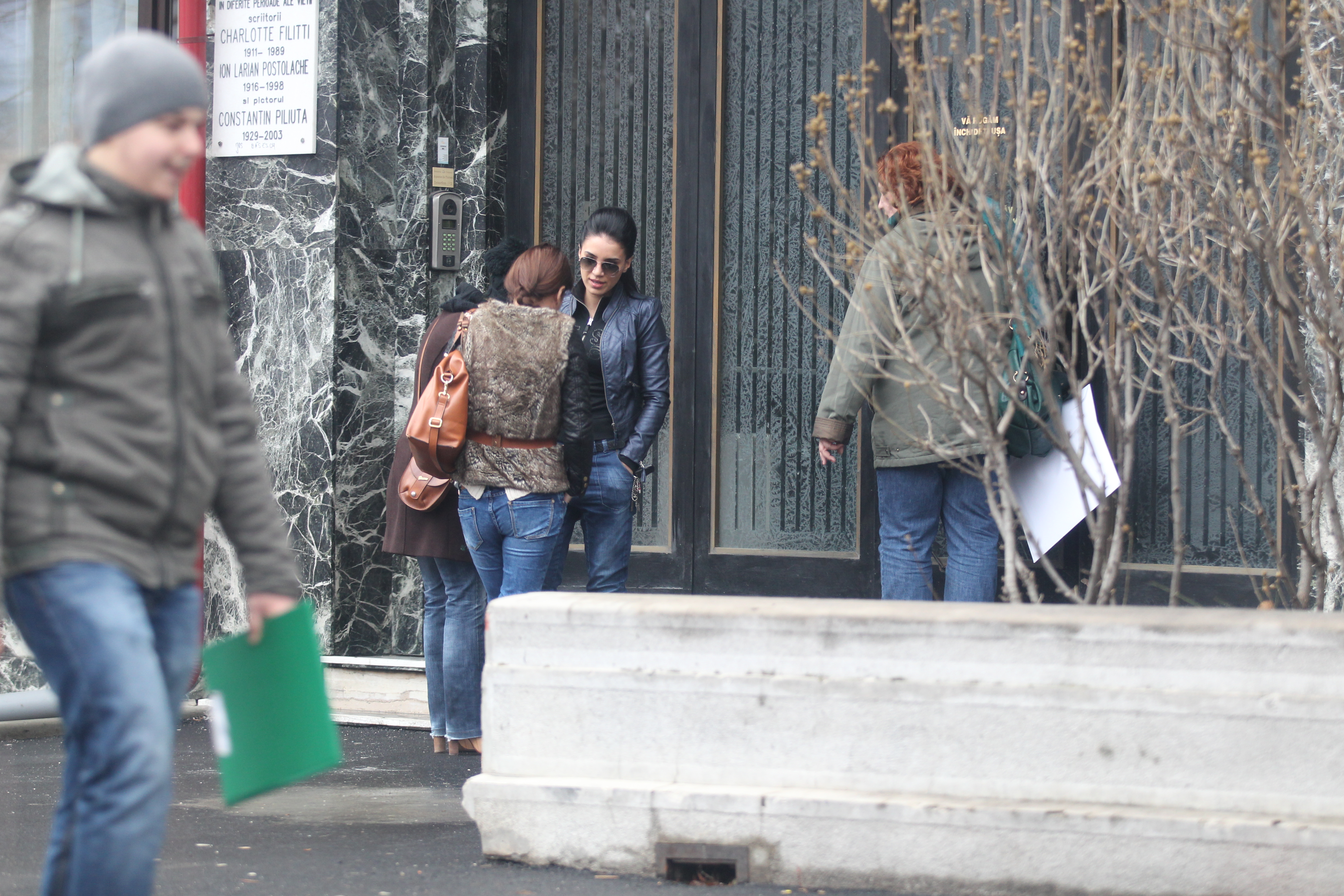 Adelina si prietenele ei planuiesc o escapada ca intre fete