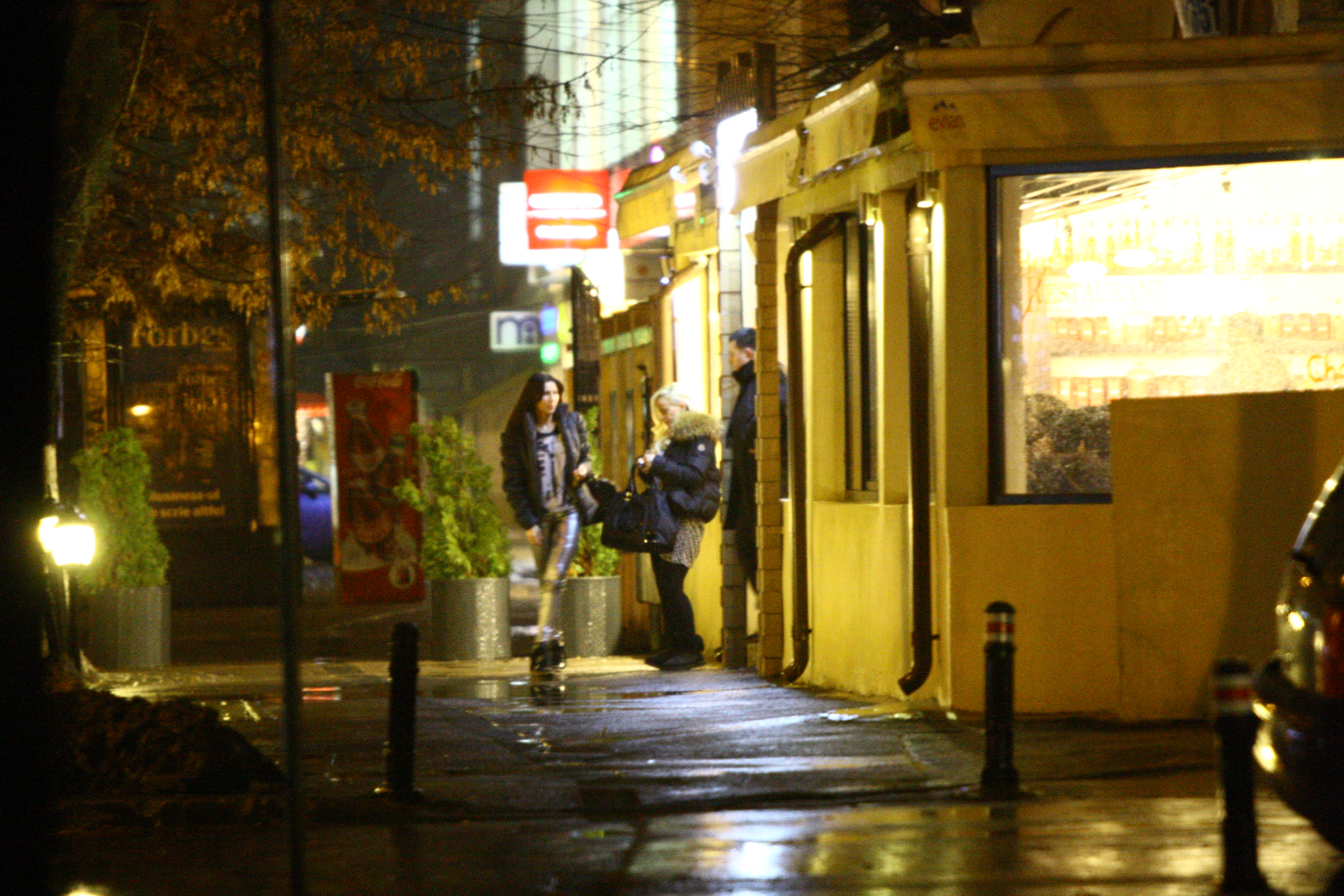 Anda, amica ei si Iorgovan parasesc localul dupa ora 2 noaptea