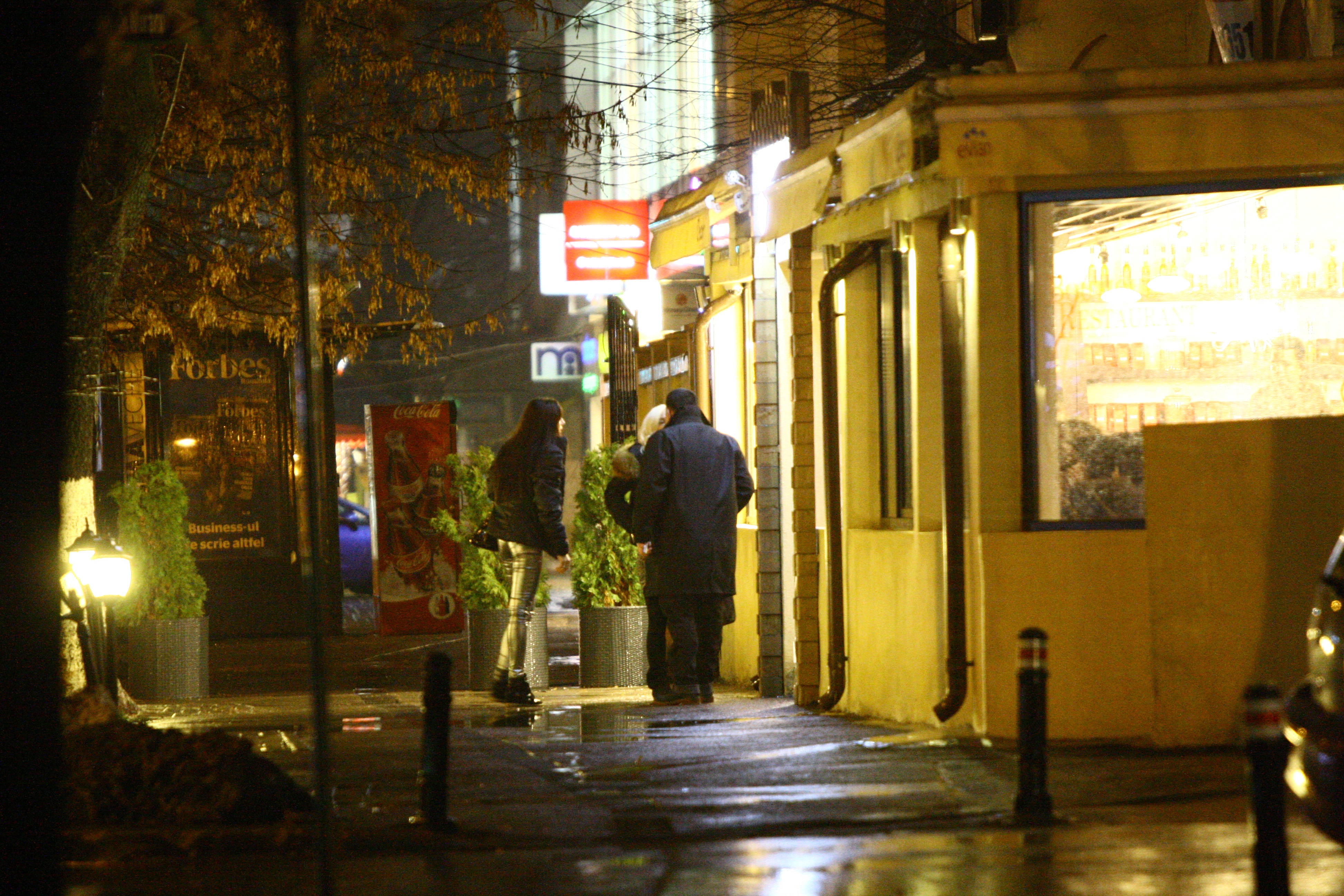 La despartire, Iorgovan se intoarce catre Anda si o saruta prelung pe amandoi obrajii