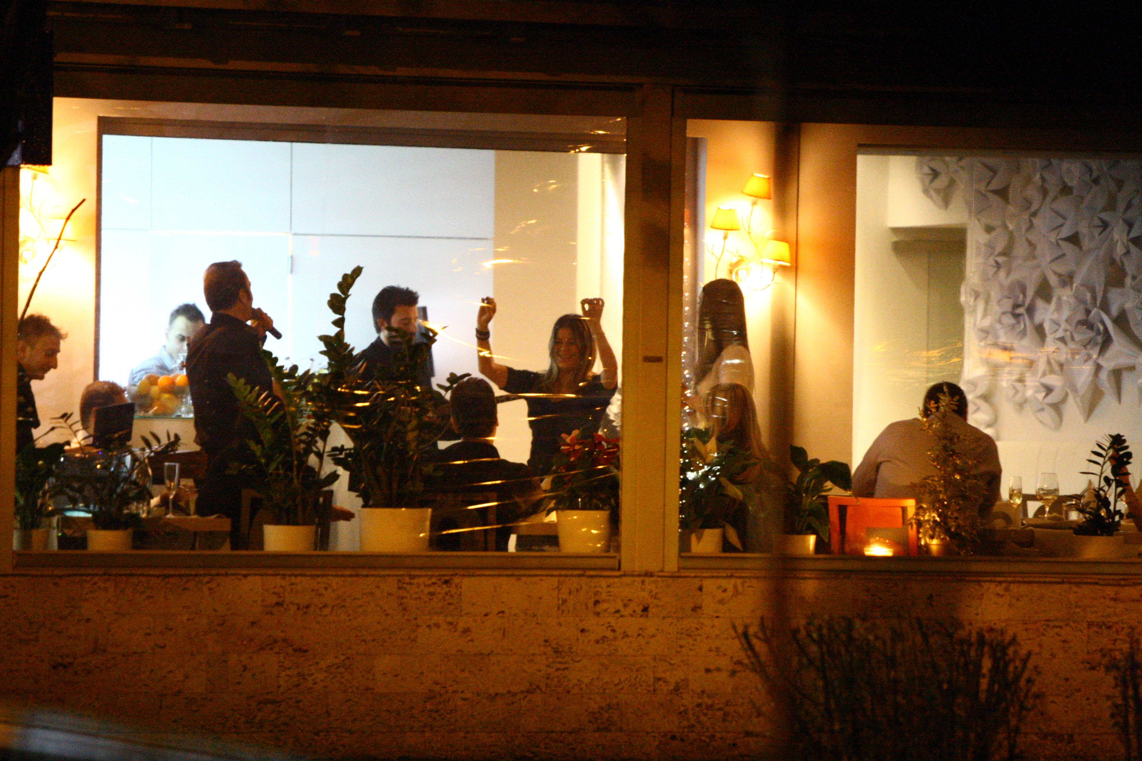 Fosta sotie a fotbastului Sabin Ilie isi invita prietenii sa o acompanieze