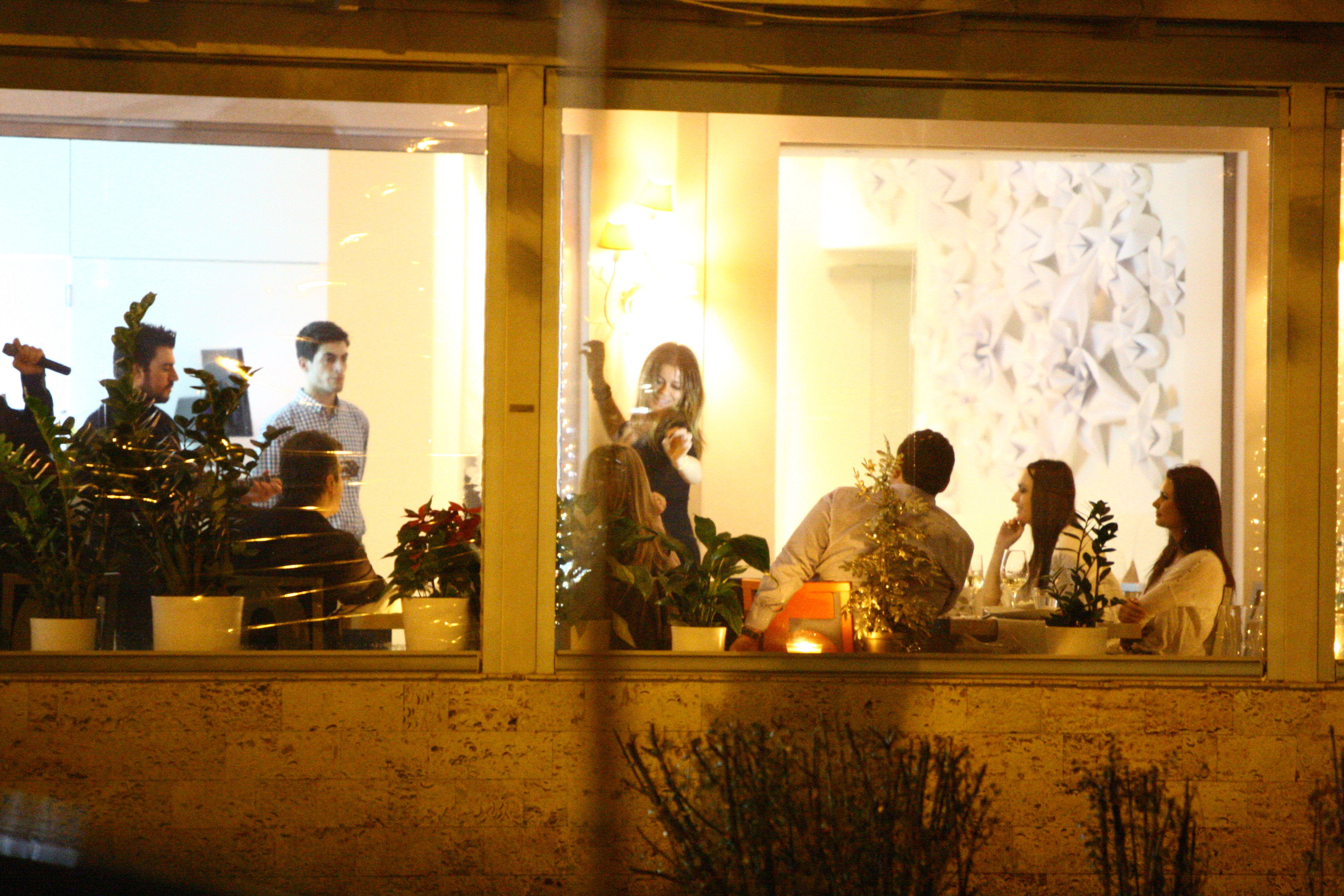 Blonda se pricepe de minunte la dat din solduri