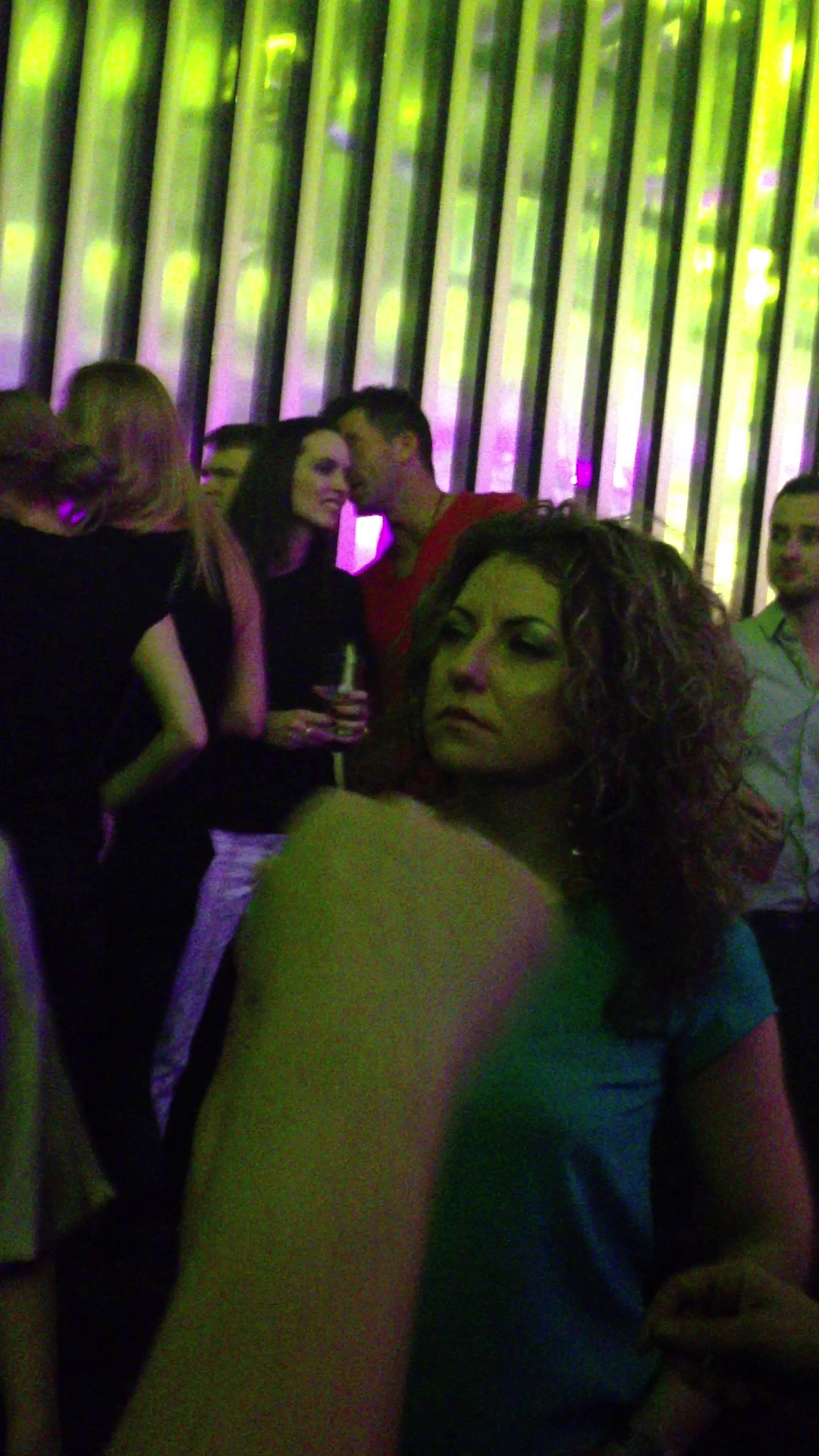 Tecau s-a aratat foarte interesat de bruneta de langa el, povestindu-i toata noaptea la ureche