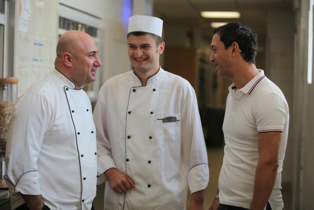 Chef Scarlatescu l-a prezentat pe Stelian Oprea si colegului sau Sorin Bontea, de la 