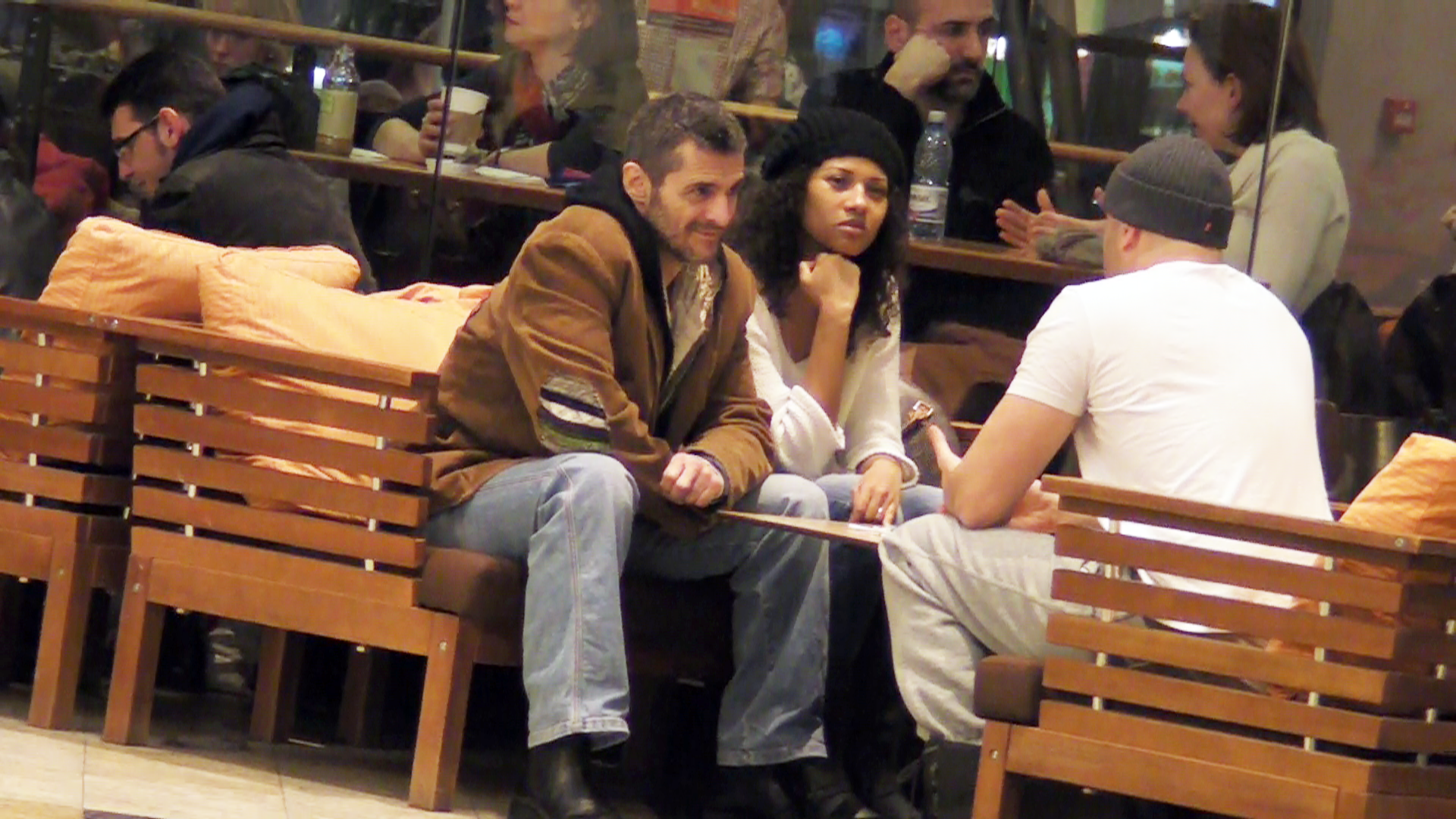 Cei doi soti si amicul lor s-au rezumat sa schimbe cateva vorbe, dar nu au comandat nimic