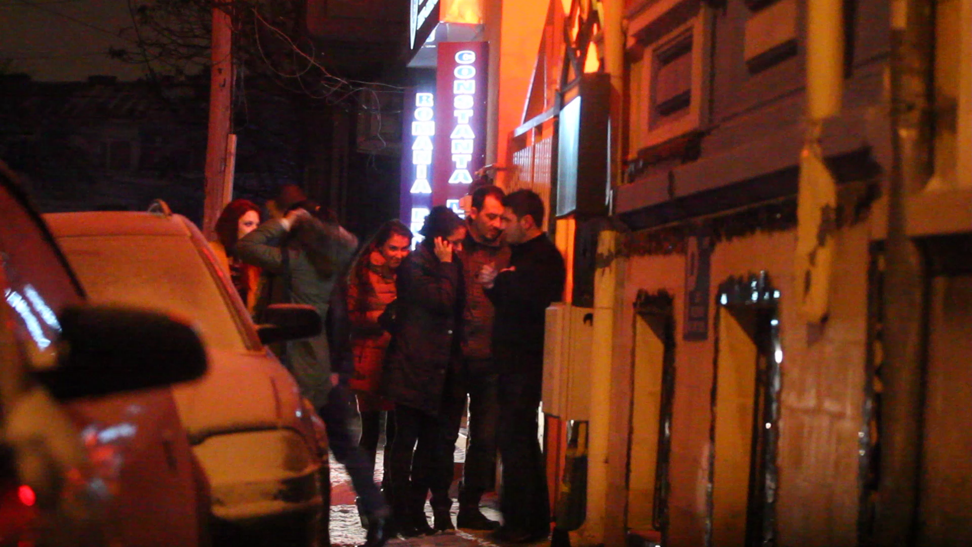 Intr-un final, acestia intra in cafenea