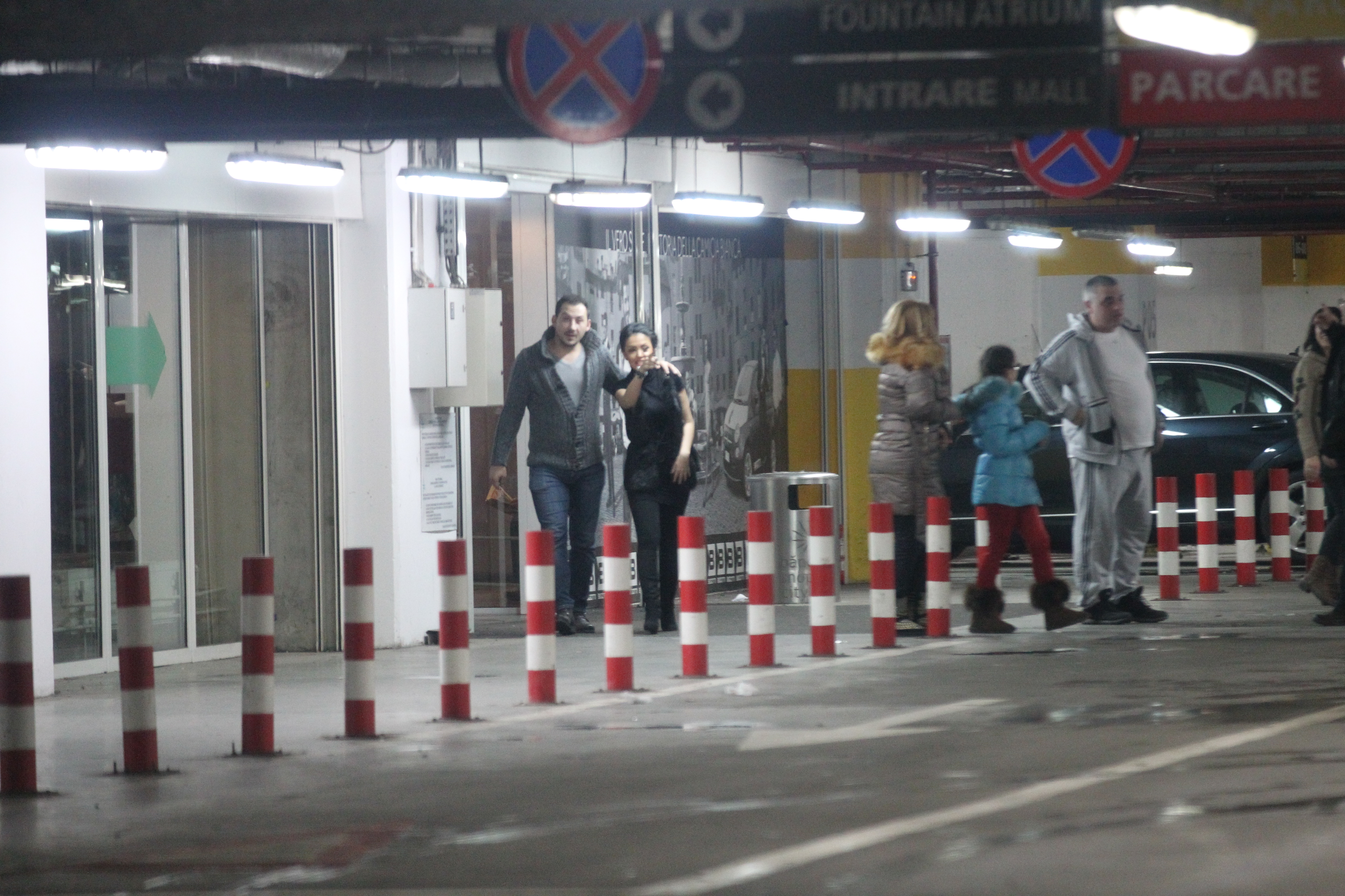 Cand ies din mall, Stefan Stan are bratul petrecut dupa gatul Andreei Mantea.