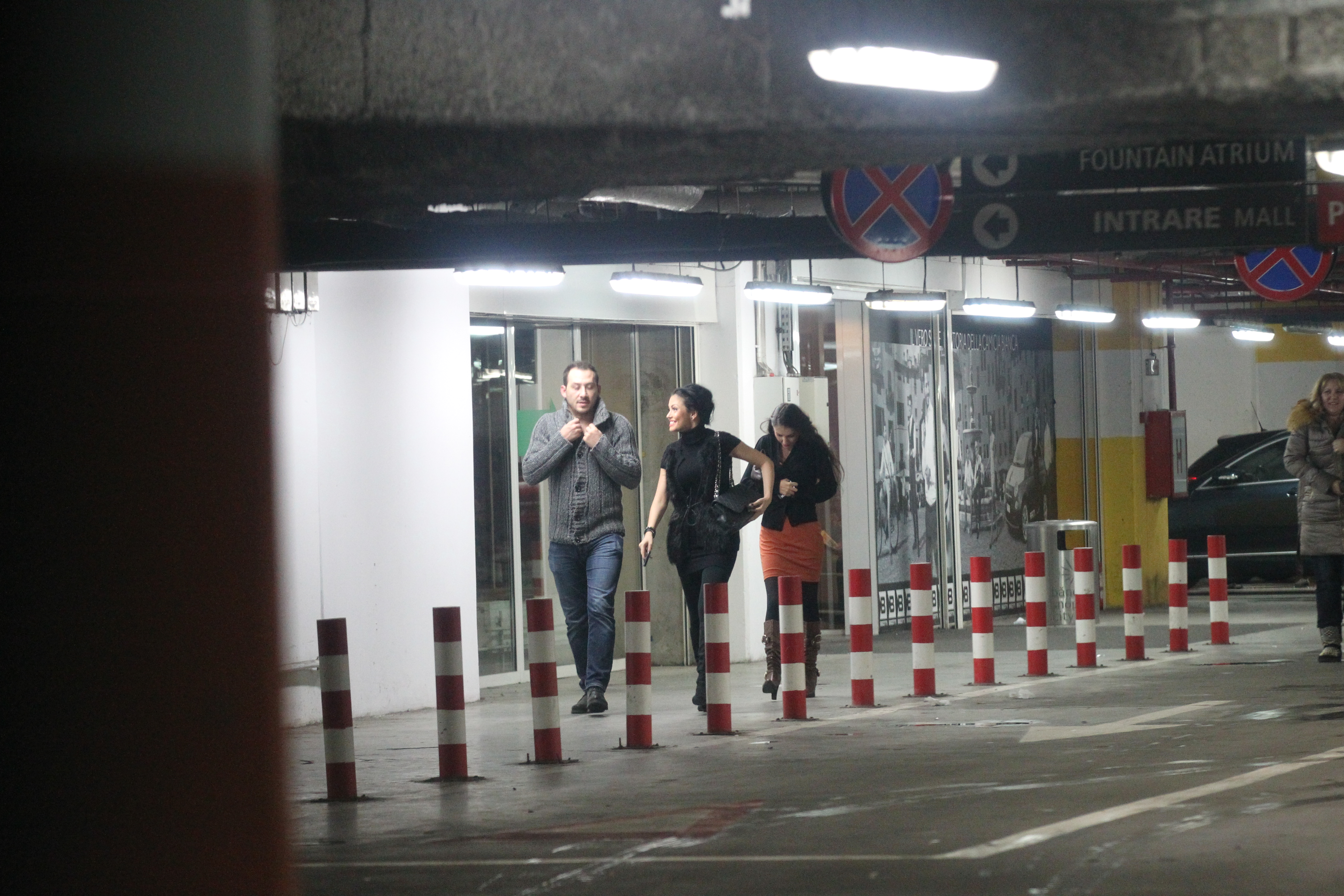 Andreea rade cu gura pana la urechi la orice vorba spusa de catre iubitul ei