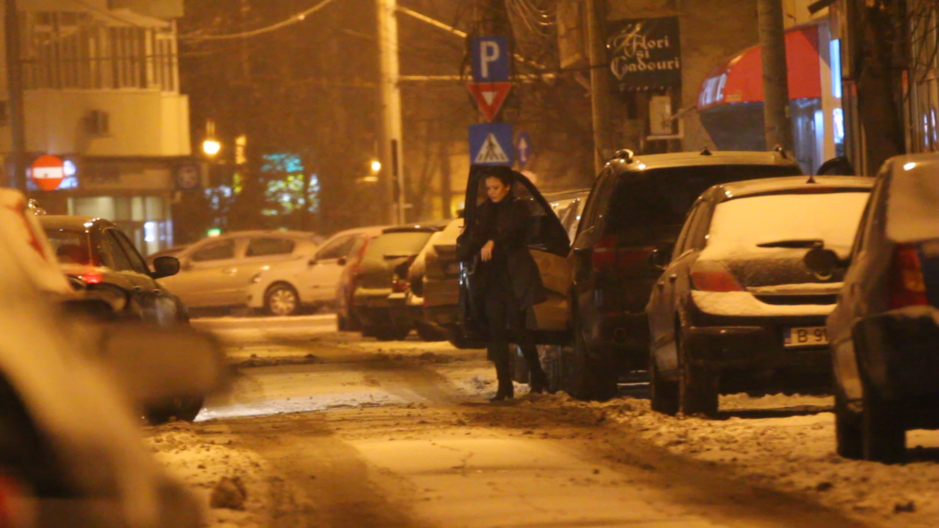 Andreea parcheaza si iese din masina ei