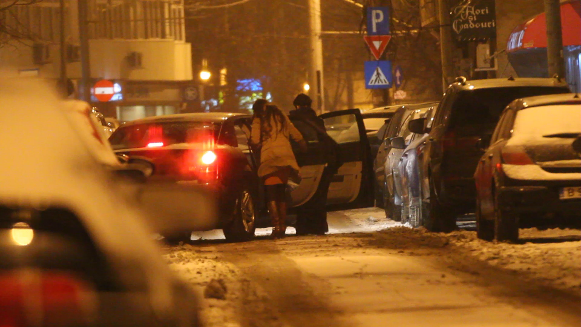 Impreuna cu amica care o insotea, Andreea urca in masina cantaretului, asezandu-se langa acesta