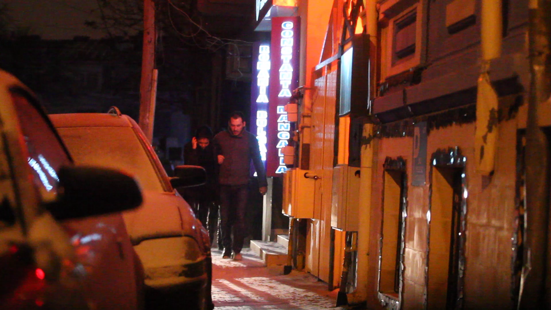 Ajunsi in zona, Stefan si Andreea se deplaseaza pe trotuar, cantaretul tinandu-si iubita zdravan de brat ca sa nu alunece