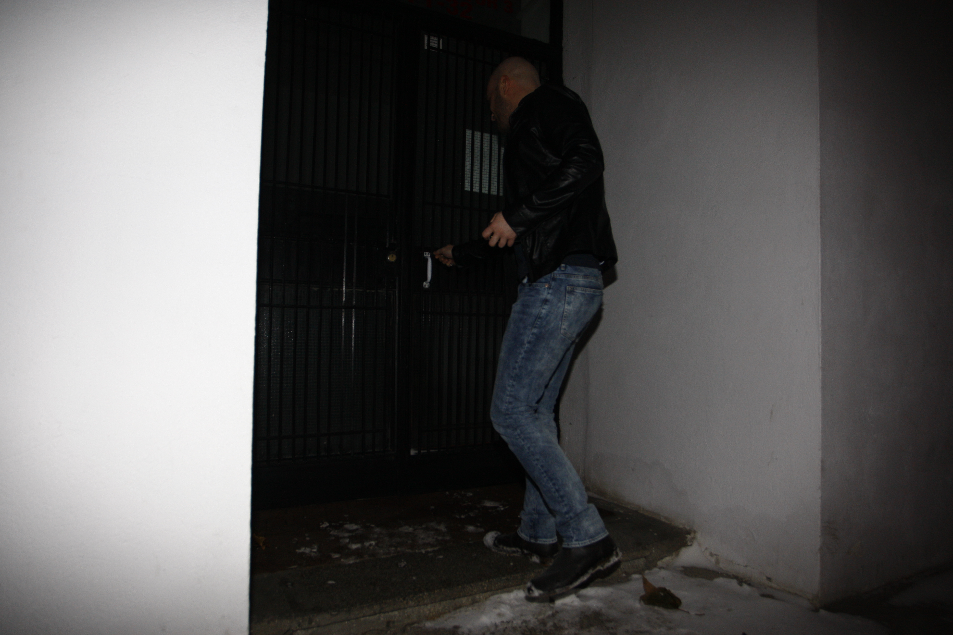 Mihai Bendeac accepta sa dea declaratii inainte sa intre in scara blocului