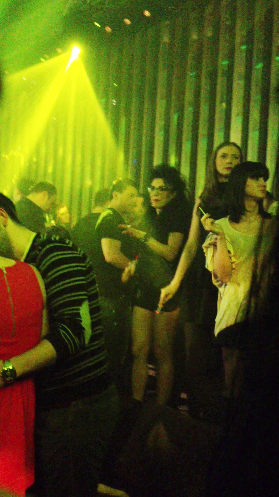 DJ Wanda danseza de mama focului, libera si nestingherita