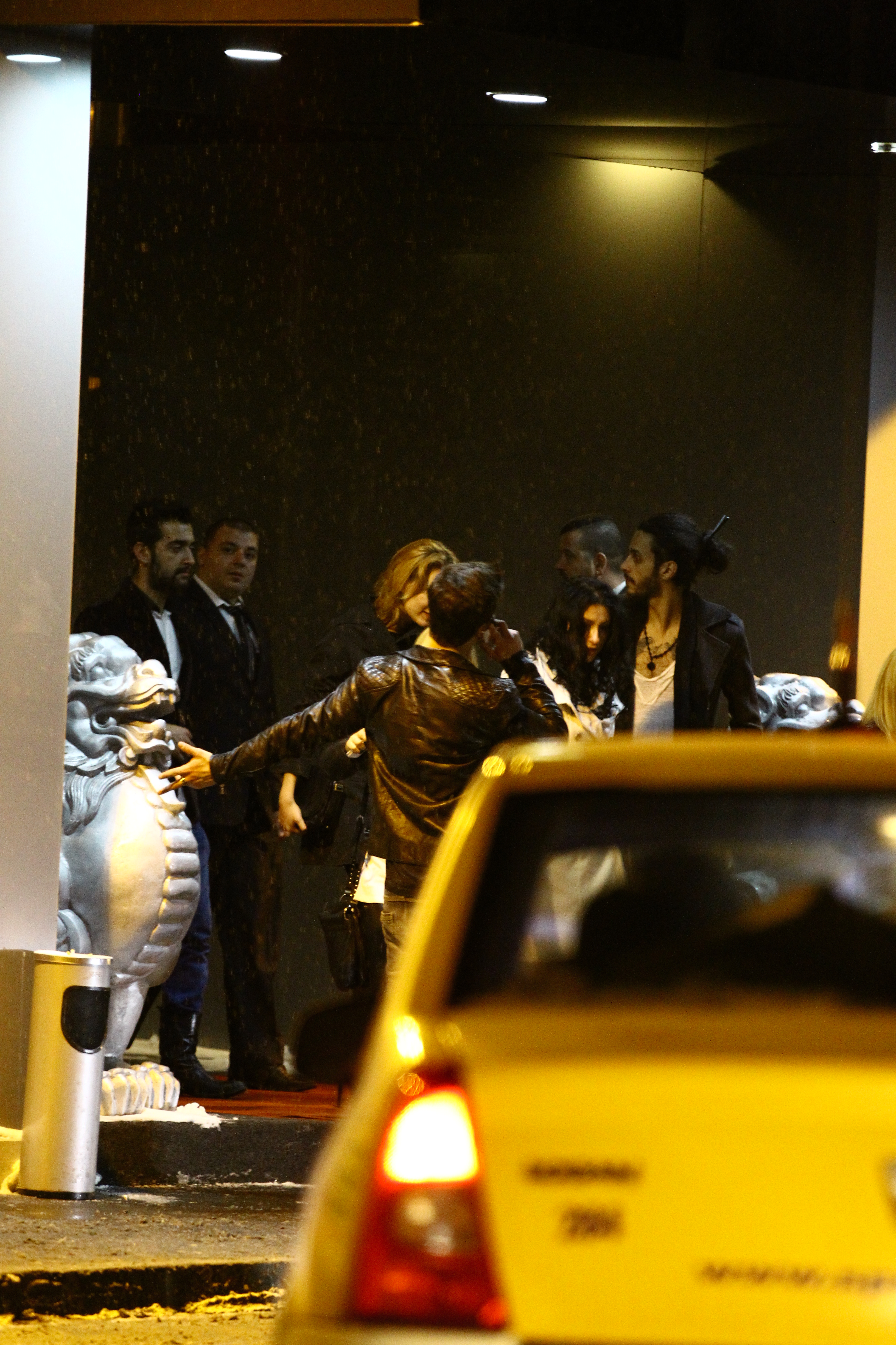 Demeter este sufocat de partenera sa