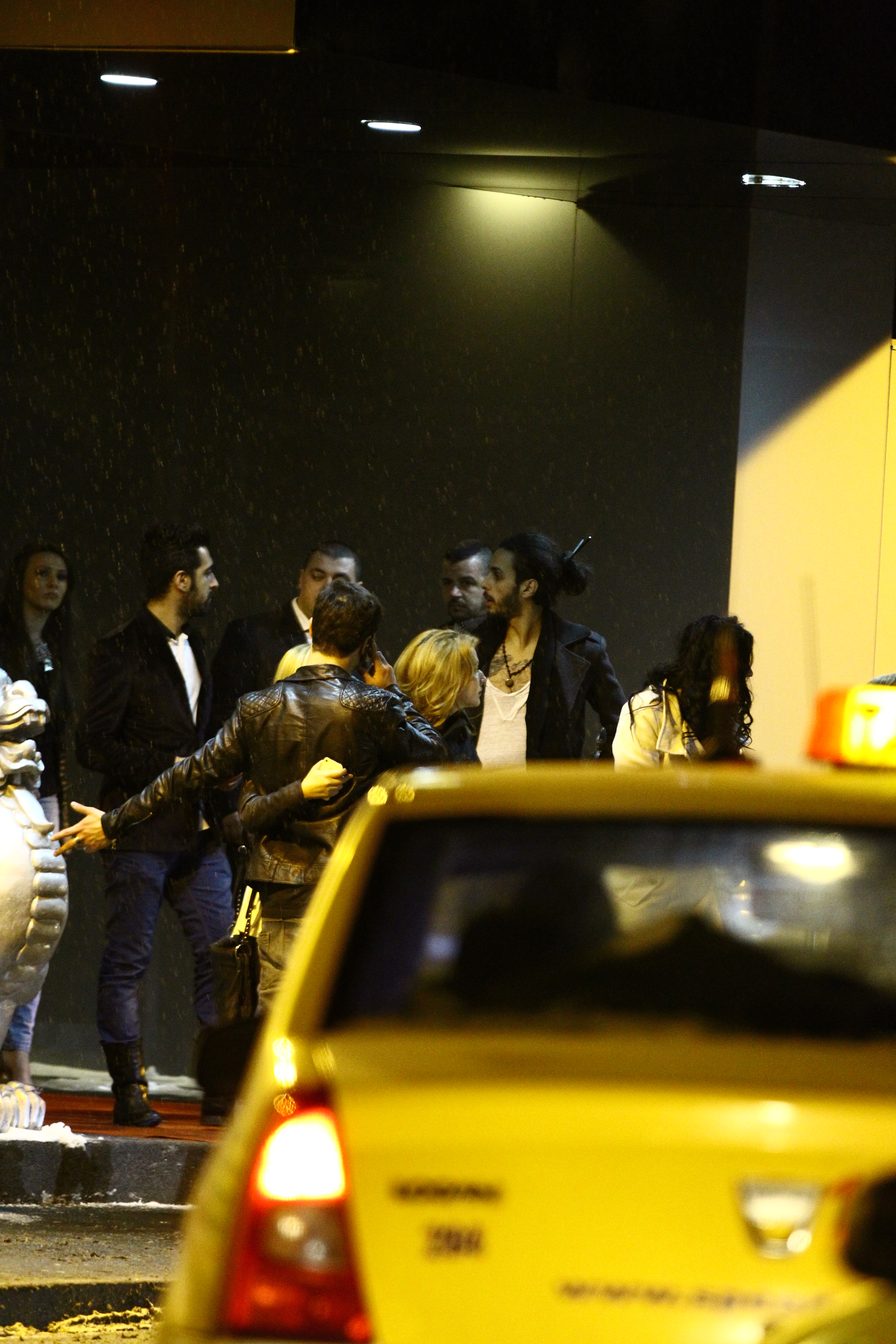 Dansatorul incearca sa scape din bratele blondei pentru a putea pleca spre un taxi