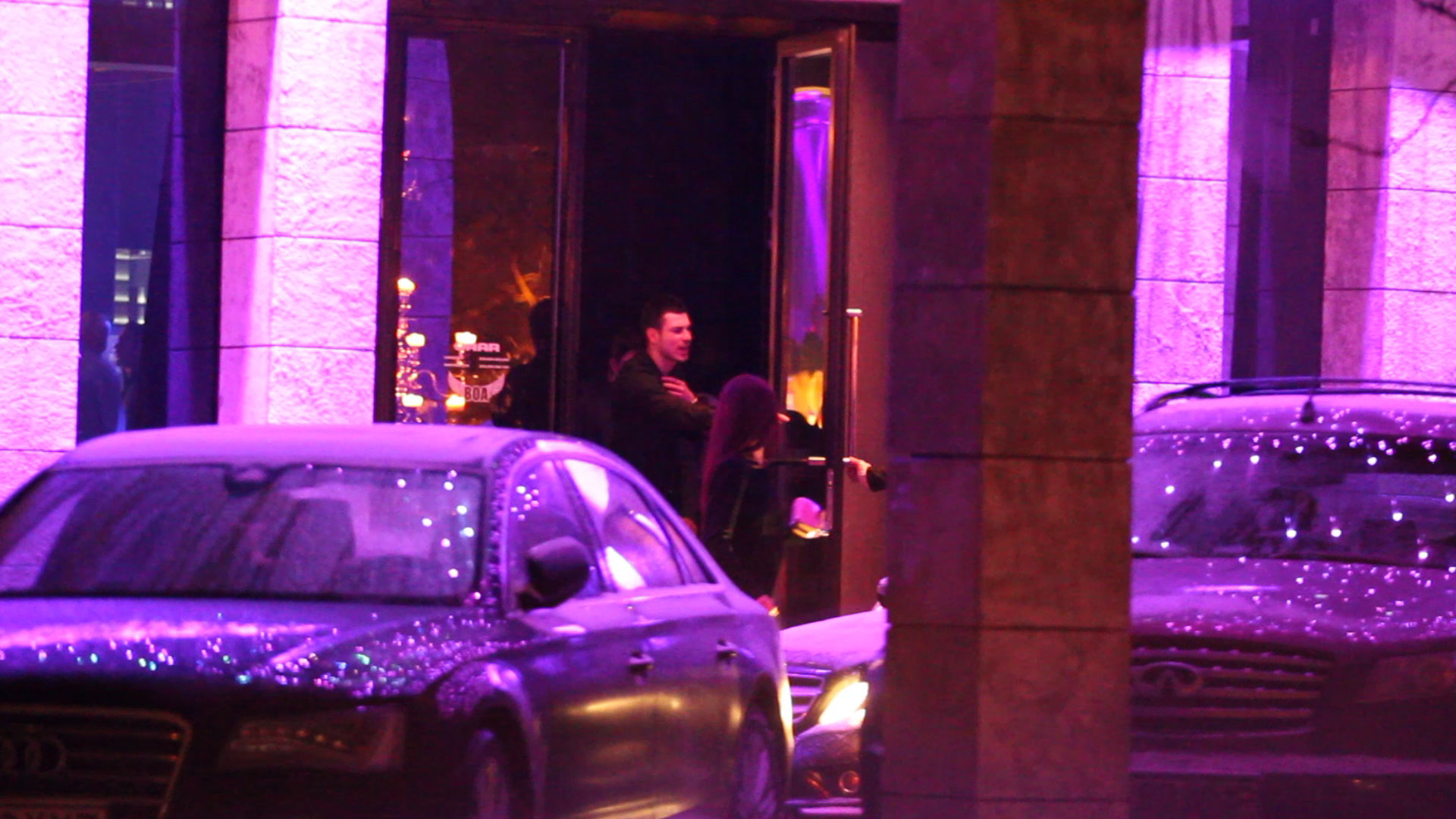 Fiul selectionerului ii cere parcangiului sa aduca cat mai aproape masina