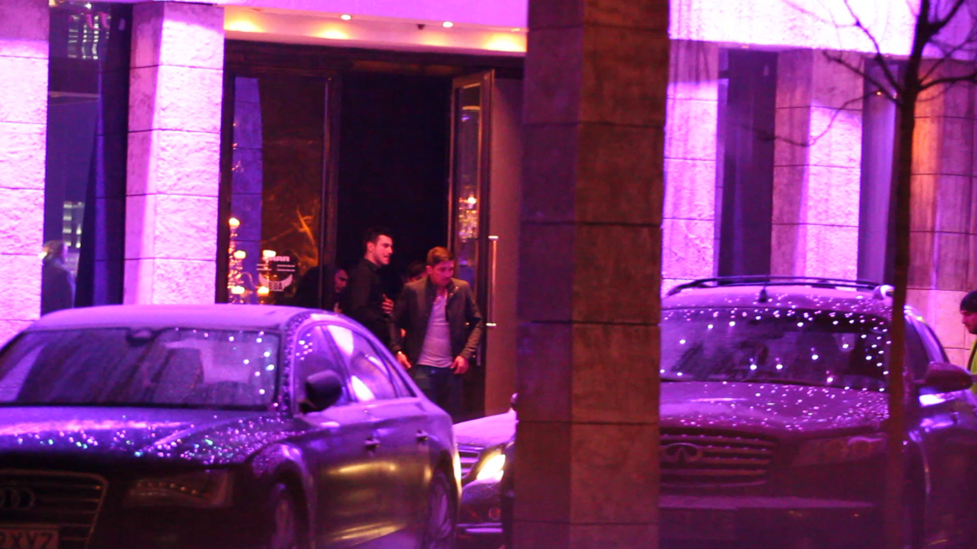 Alex asteapta ca tanara sa-i aduca geaca de pe bancheta din spate a masinii