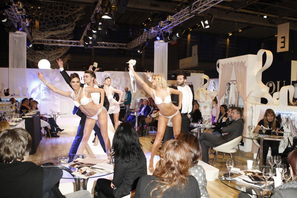 In fiecare inceput de an baletul Edi Stancu, prin dans aduce magie la cel mai tare salon de lenjerie din Europa