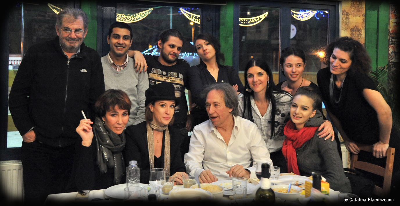 Dupa spectacol, scriitorul a acordat interviuri