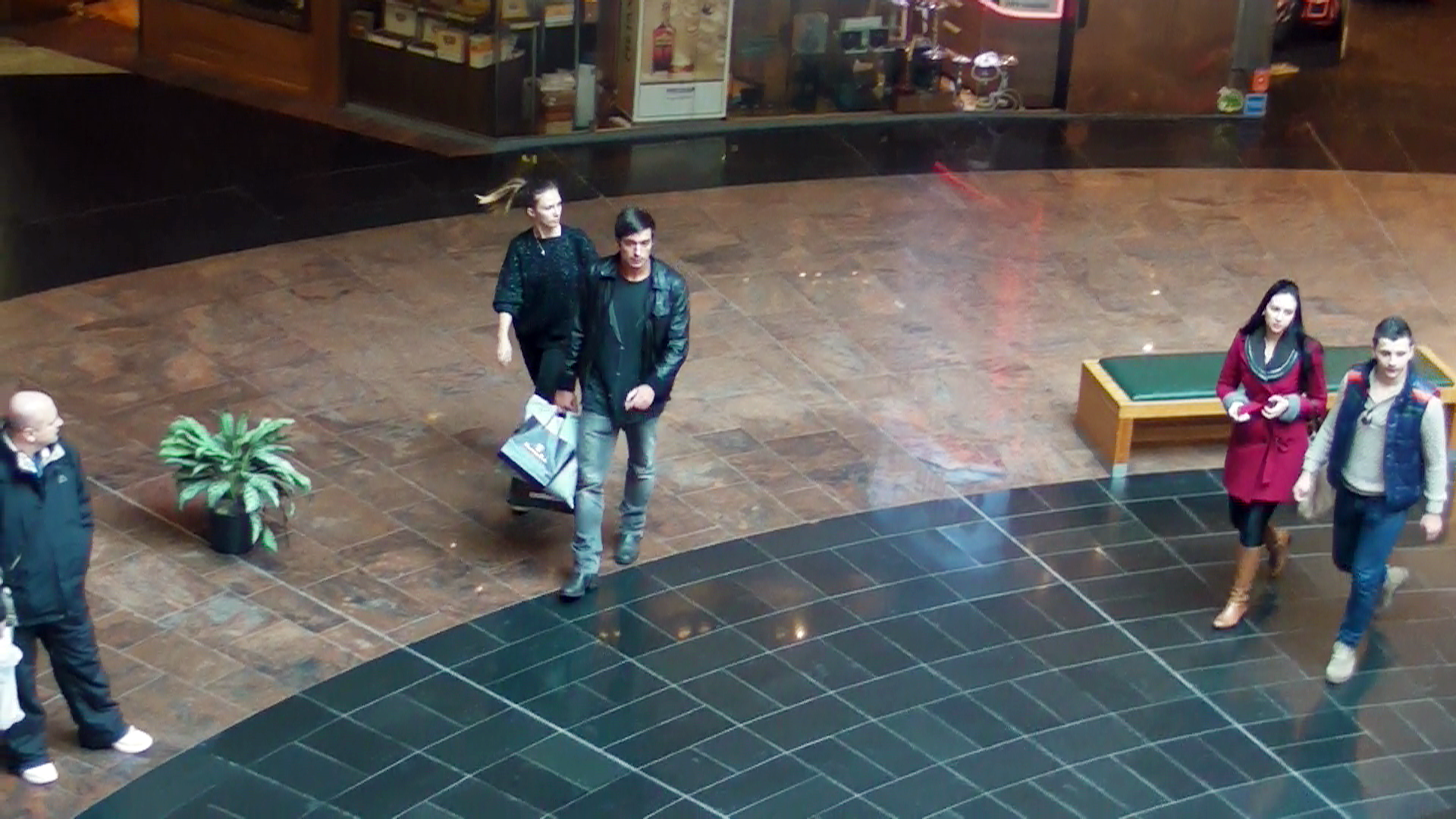 Valcan a ajuns la intalnirea cu iubita lui doldora de cumparaturi