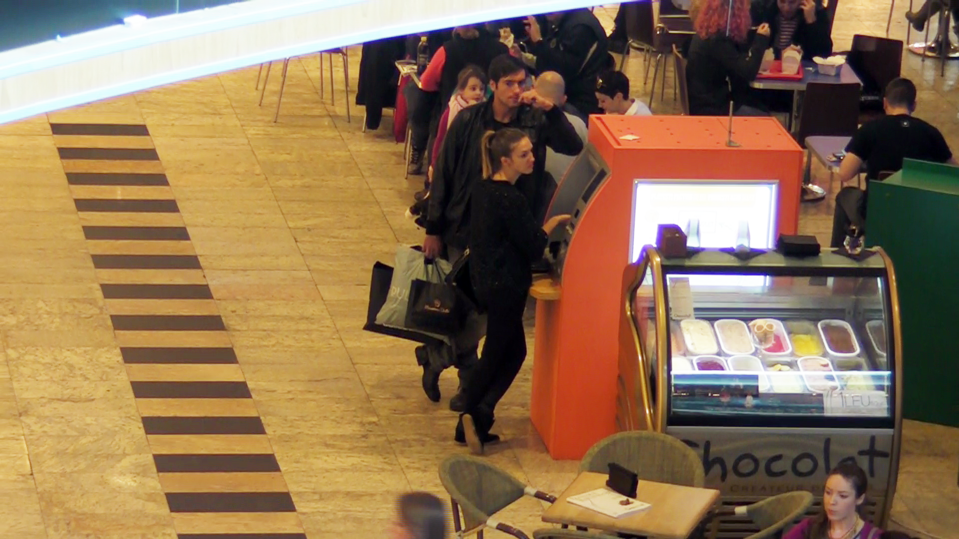 Cei doi au mers tinta la un bancomat, iare ea a fost cea care a scos bani