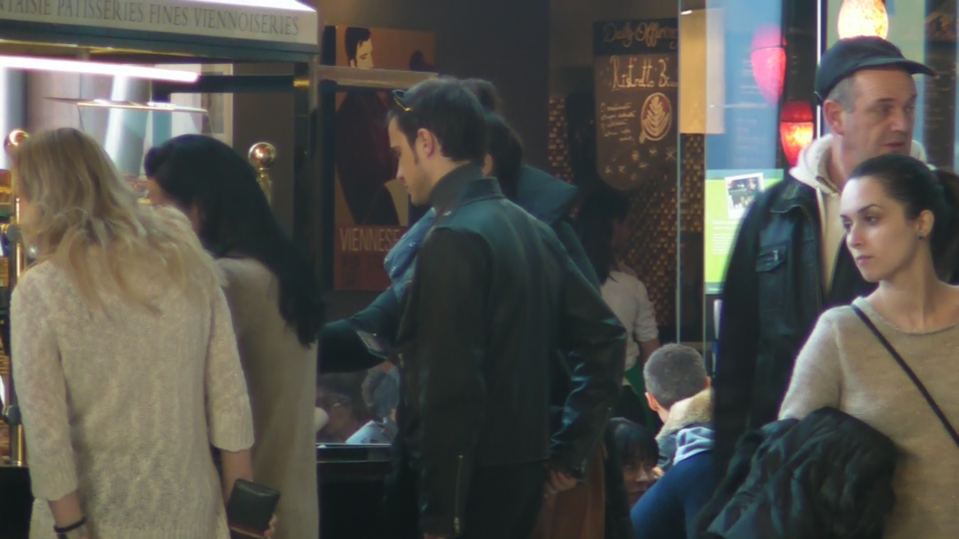 Cei doi se opresc la o celebra patiserie pentru a lua cateva 