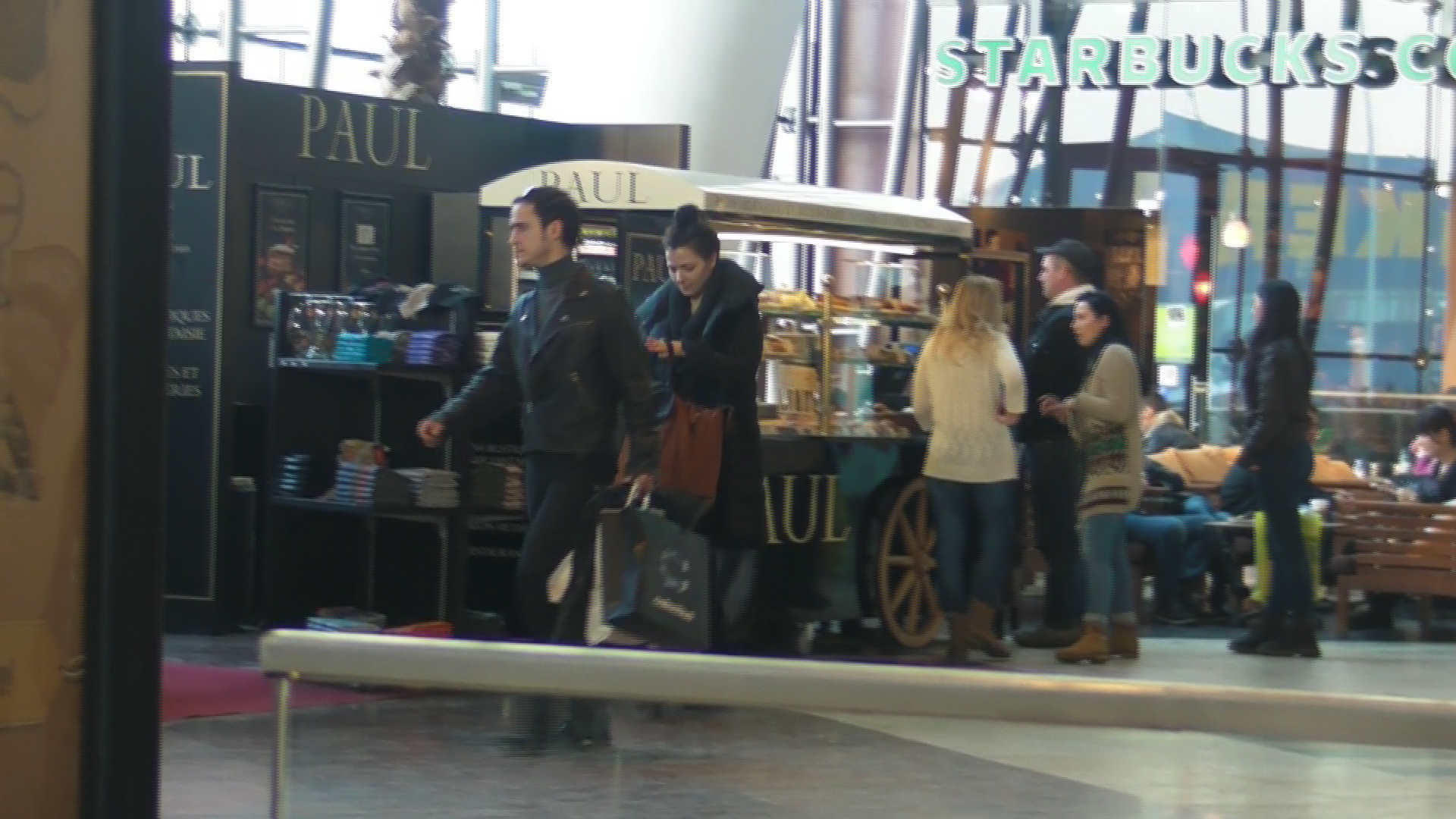 Cei doi se grabesc sa paraseasca centrul comercial pentru a ajunge cat mai repede acasa, la fiul lor