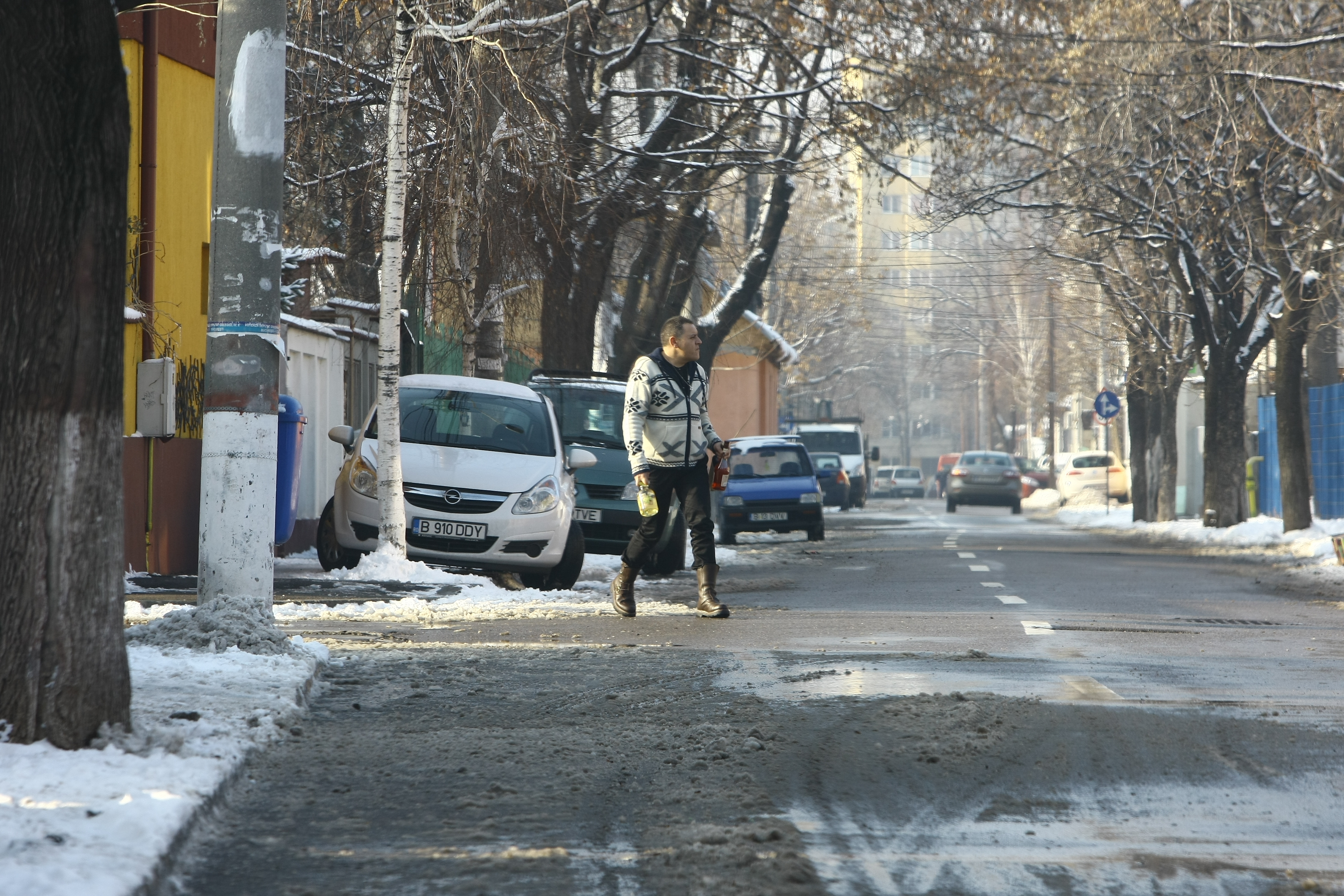 Cantaretul merge in urma ajutorului, carand inca un brat cu sticle de bautura