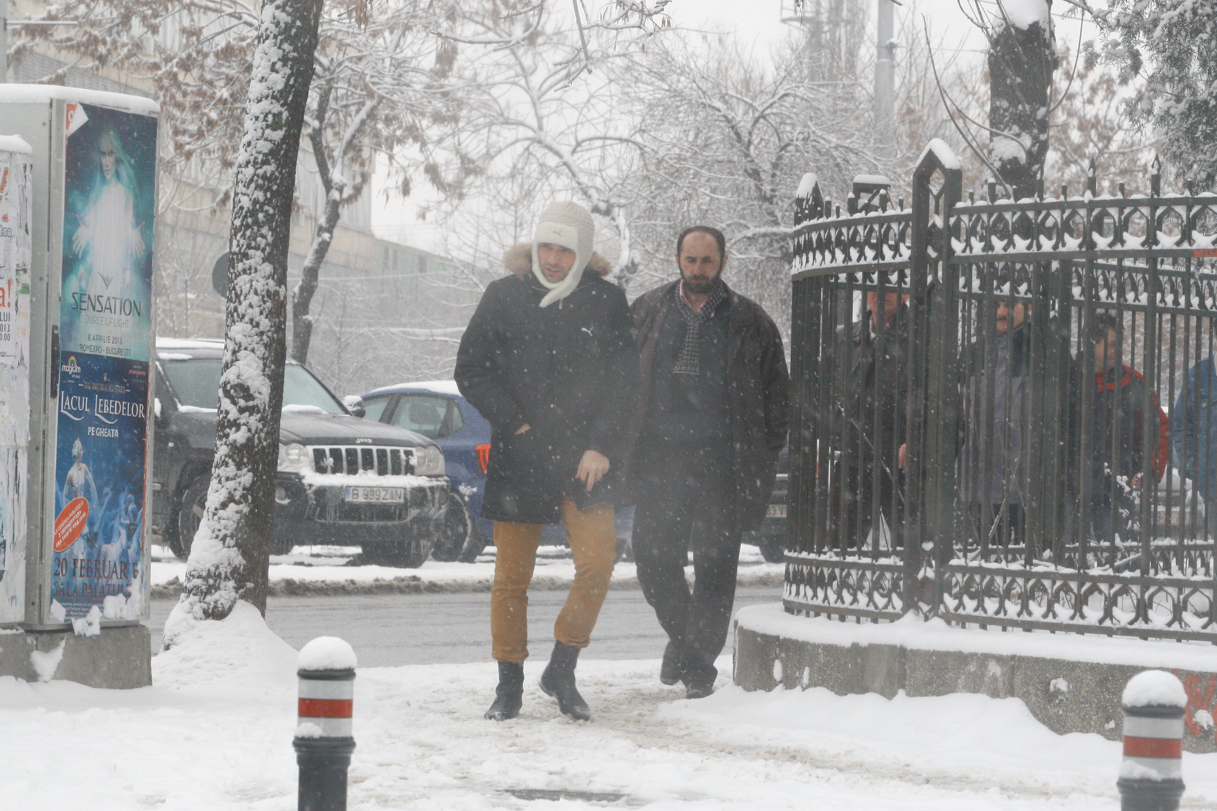 Cu ciudatul fes tras pe ochi, artistul este de nerecunoscut