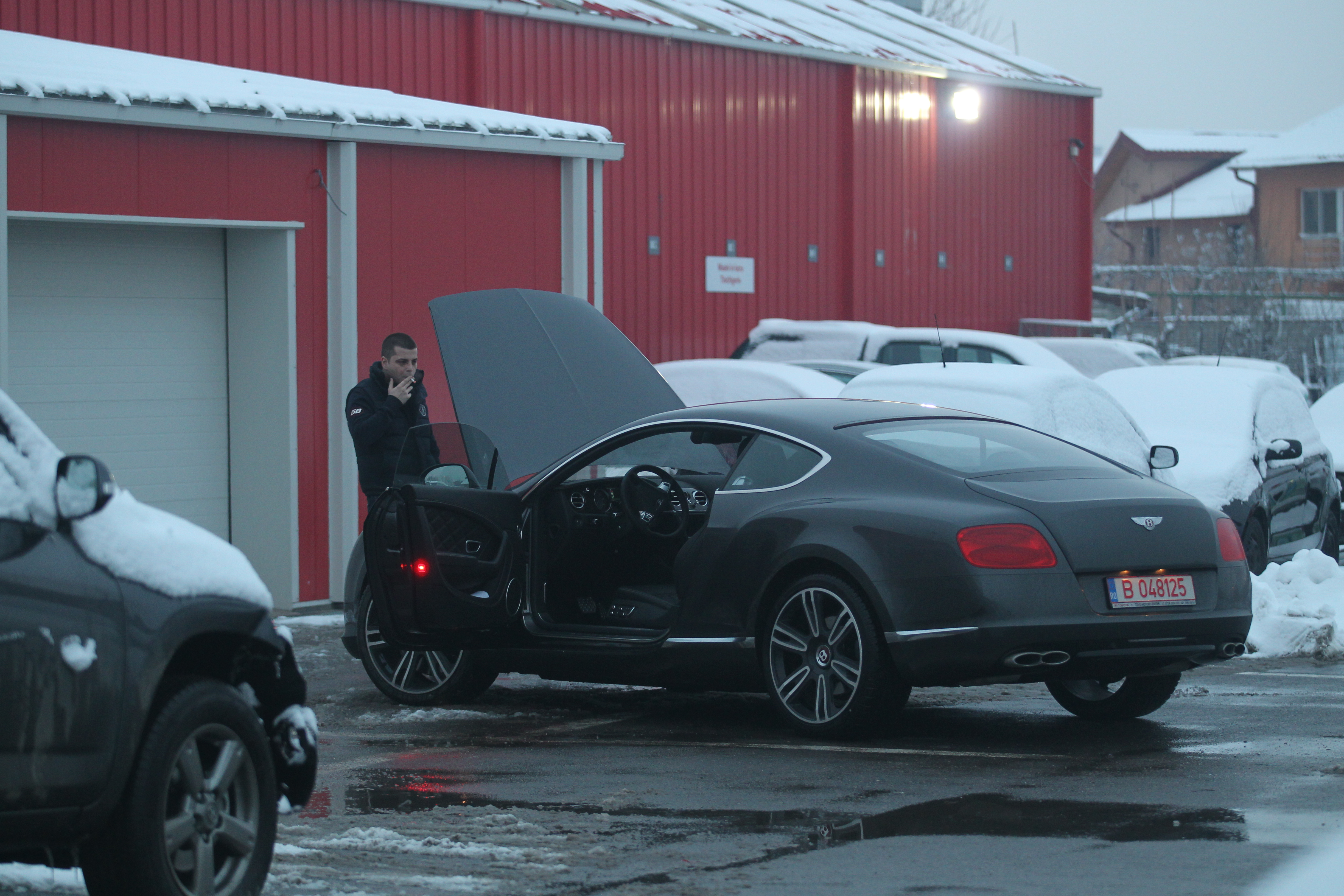 Barbatul trage nervos dintr-o tigara