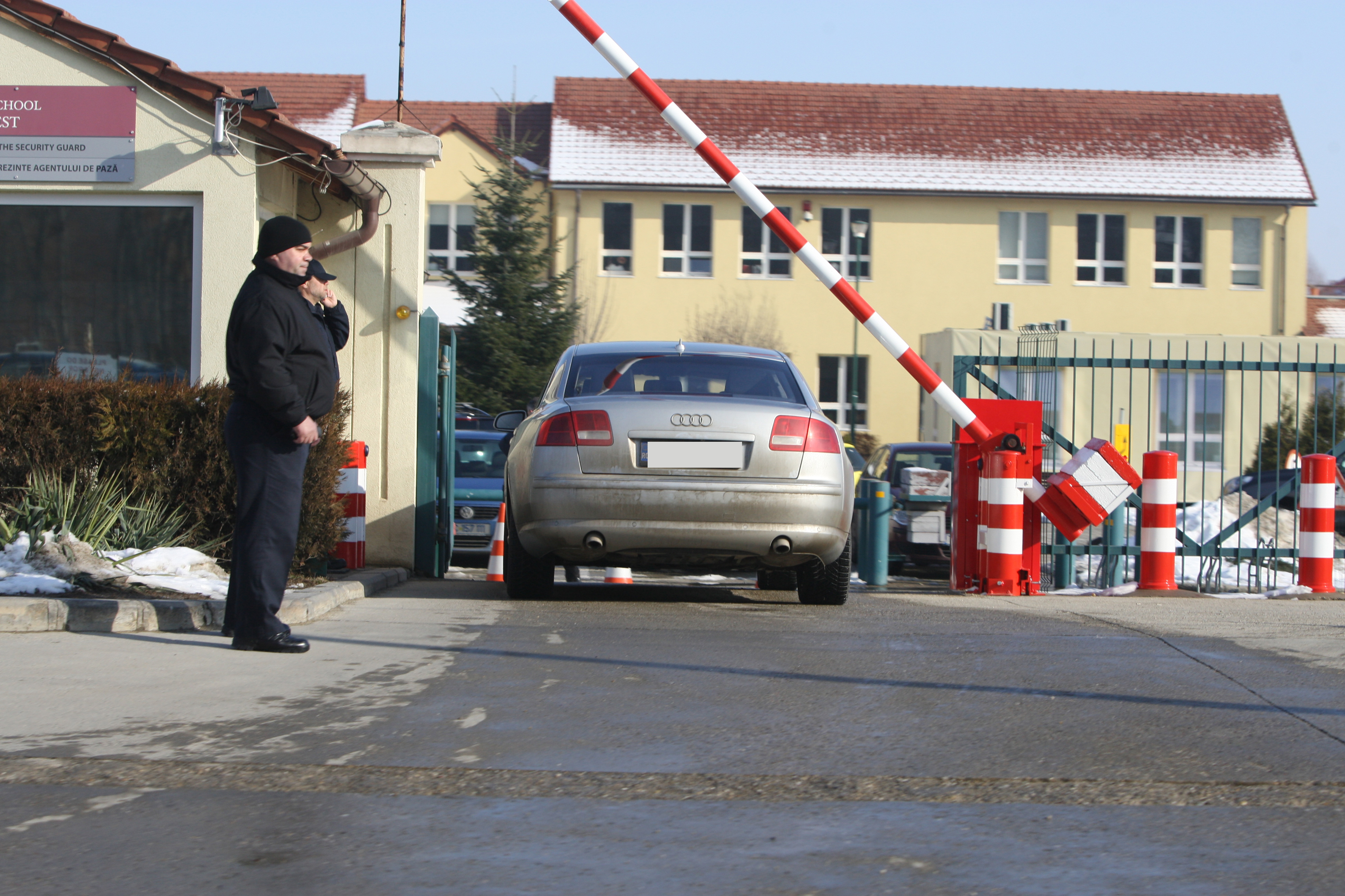 Ieri, Bianca Brad a incercat sa-si rezolve discret obligatiile cotidiene: si-a luat fiul de la scoala si s-a oprit la sediul fundatiei pe care o conduce