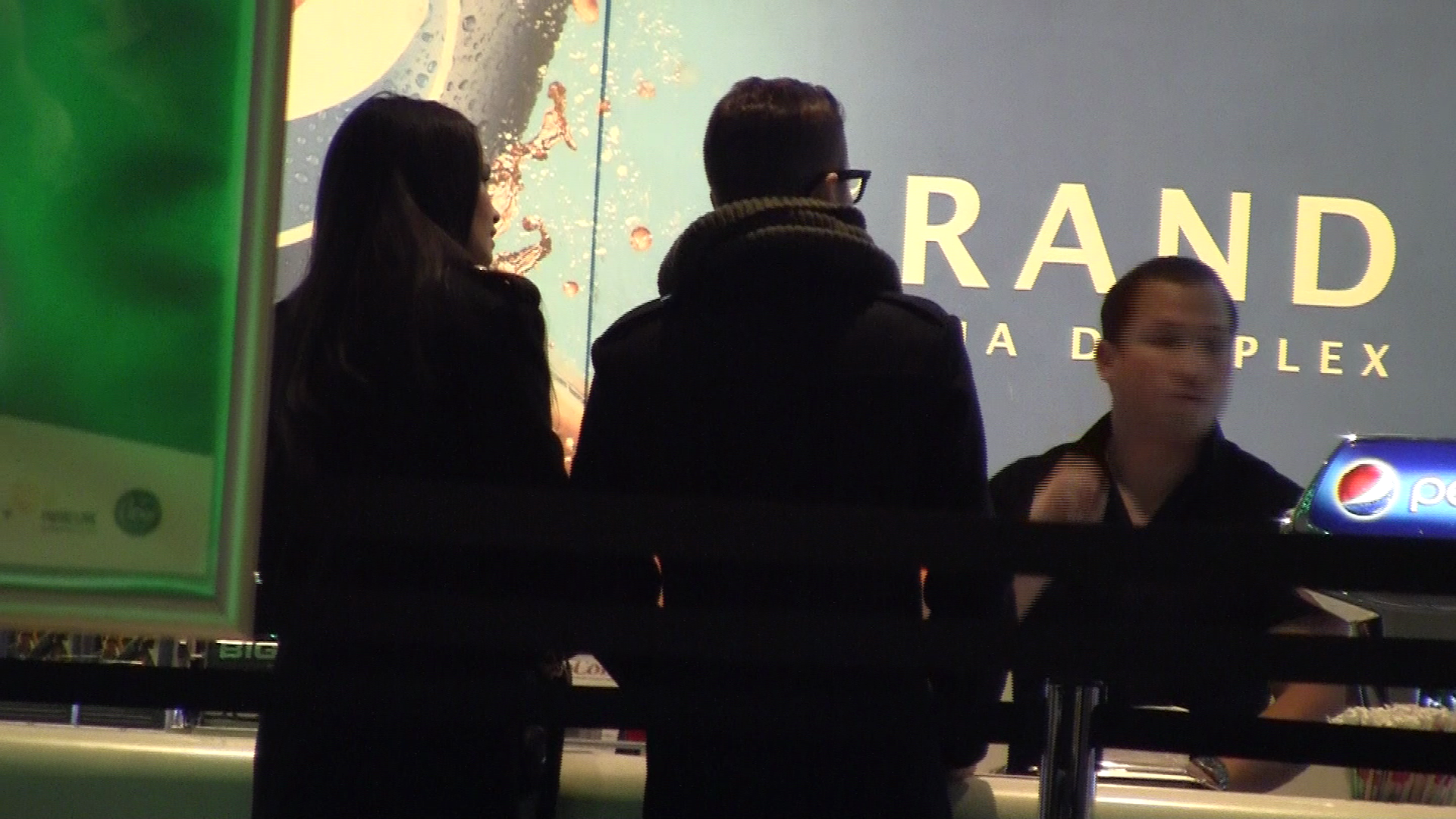 Cei doi aleg in graba un film, pentru a petrece prea mult timp asteptand