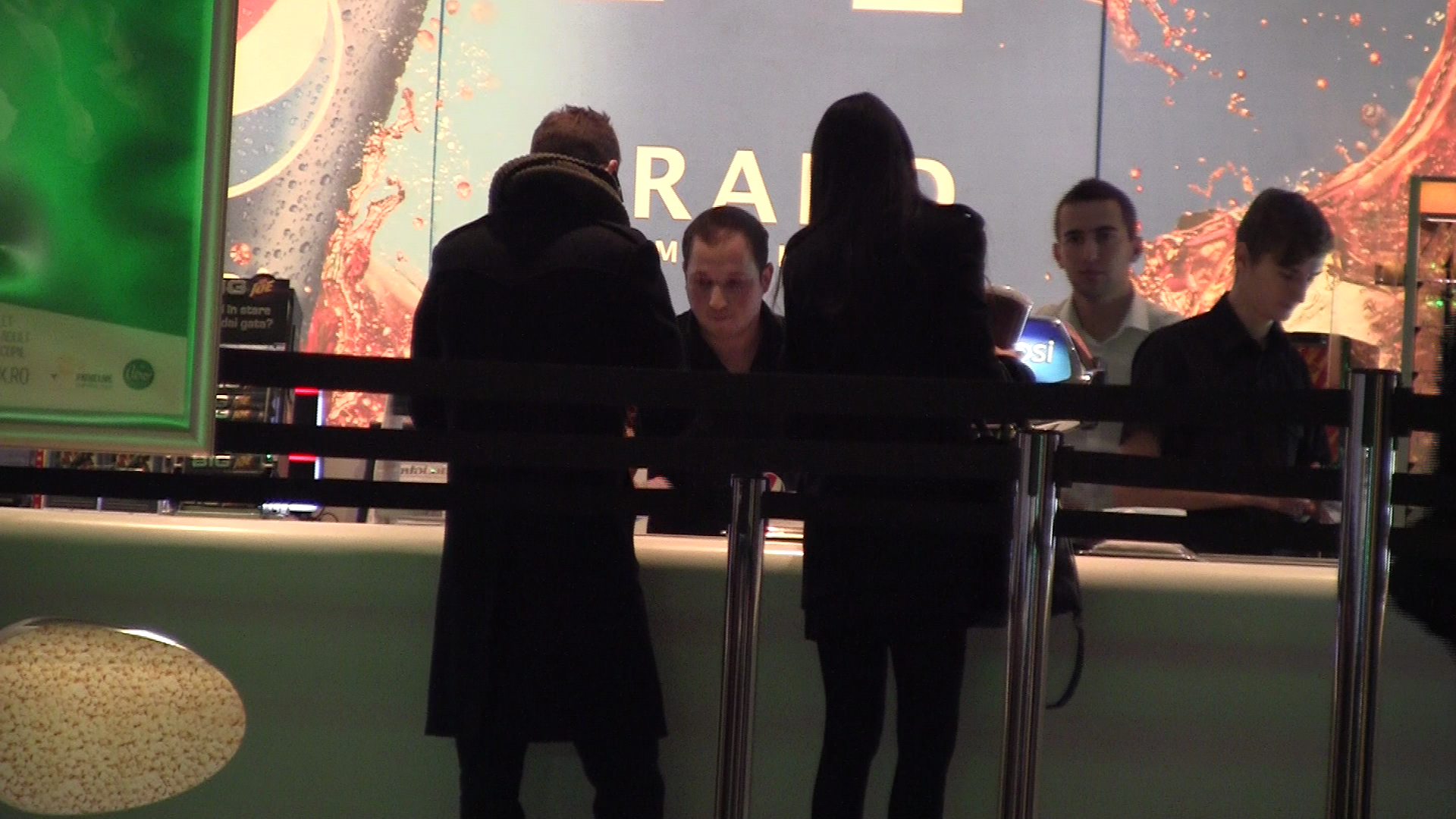 Dupa ce au cumparat biletele, cantaretul si stirista au intrat imediat in sala de cinema