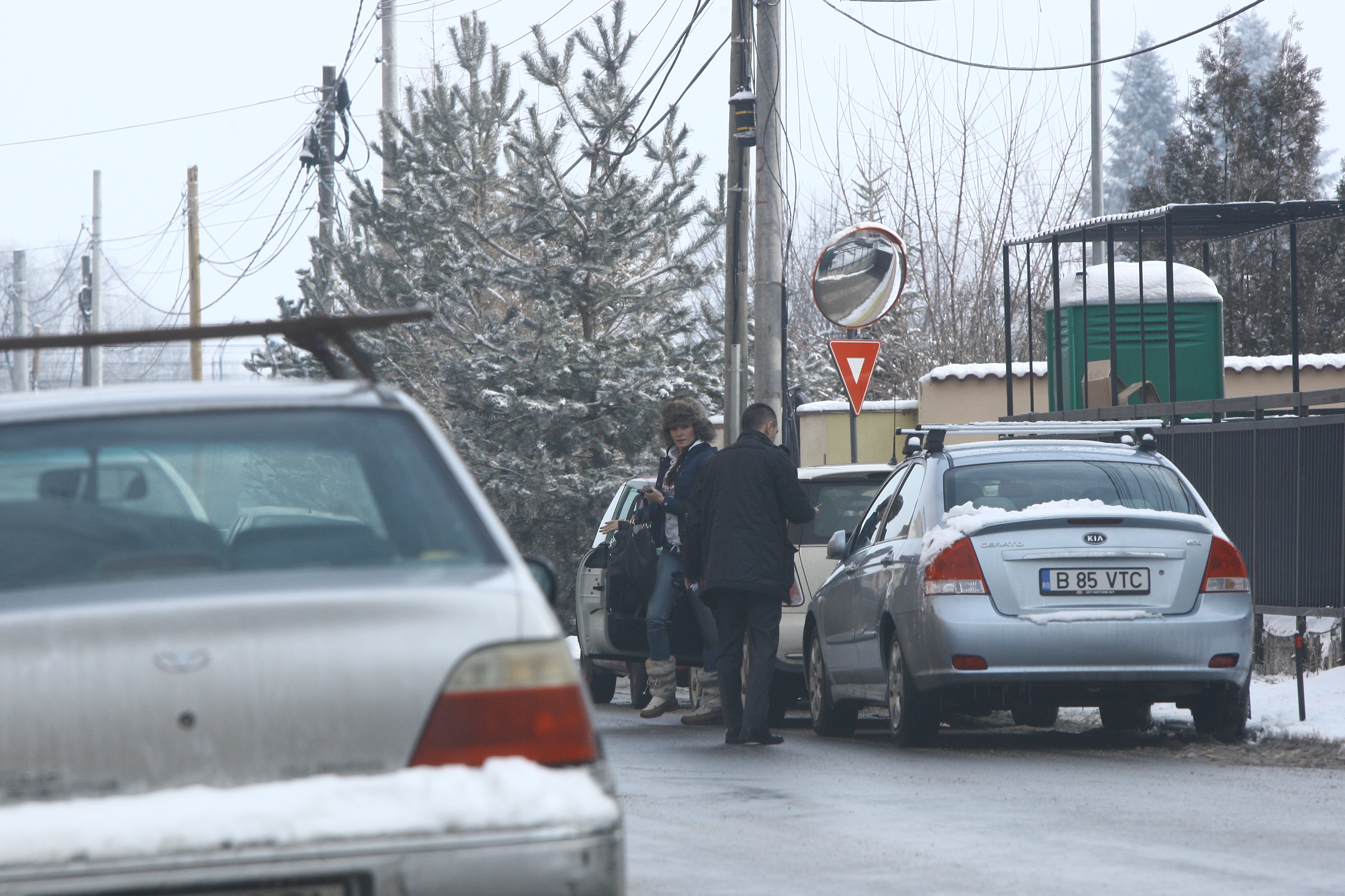 Actrita se intalneste cu un agent imobiliar pentru a vedea un apartament