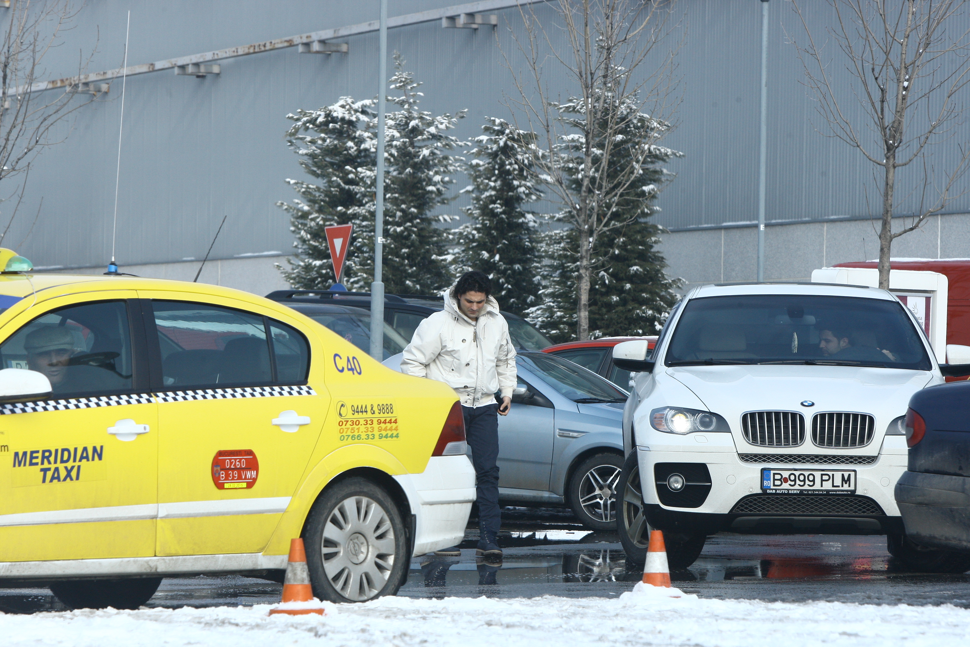 Pepe coboara primul din masina, asteptandu-l pe amicul lui, care tine si loc de sofer