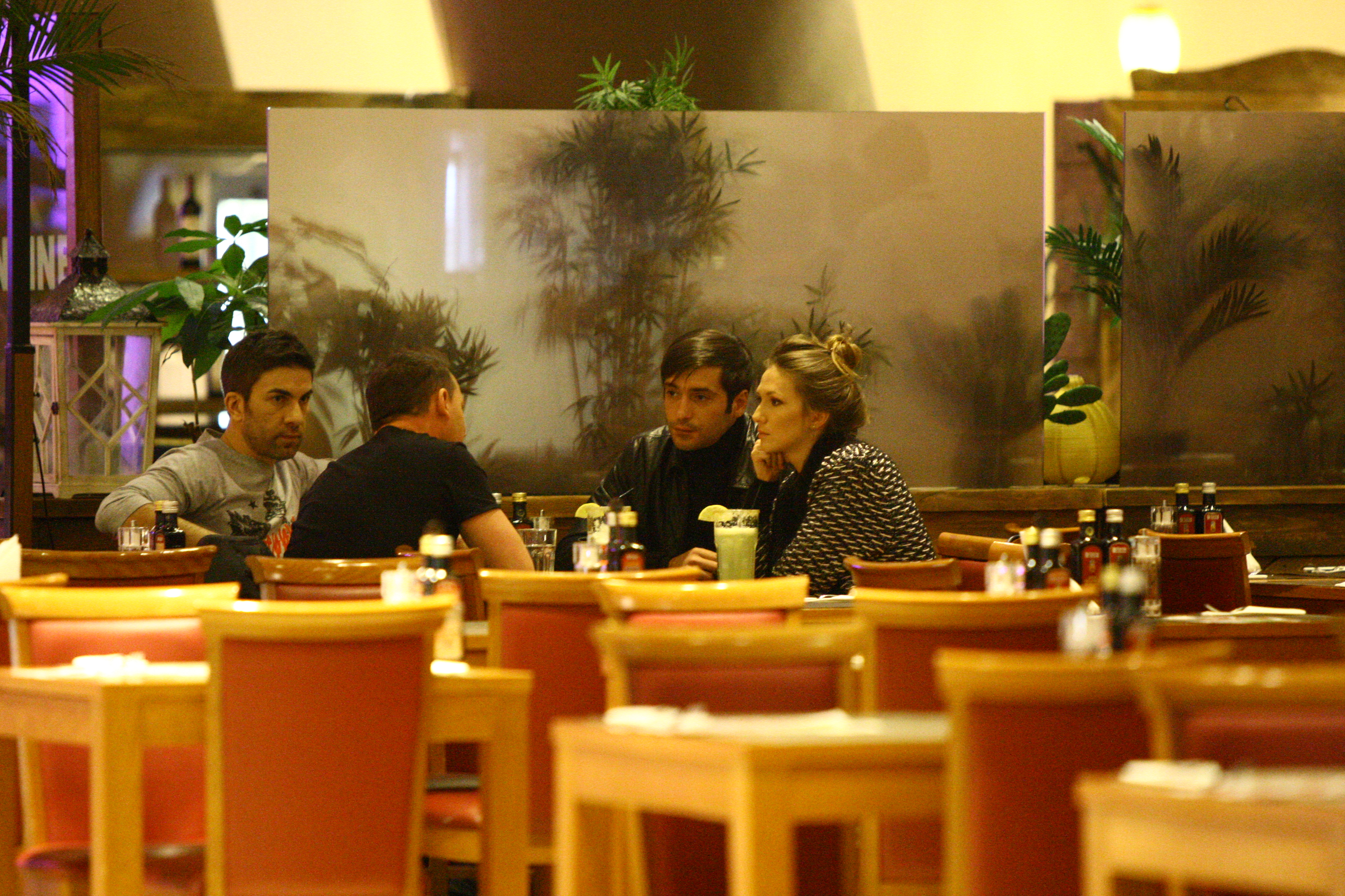 Adela, DJ Project si Radu Valcan s-au intrunit pentru o masa buna si o discutie stufoasa, intr-un restaurant, la mall