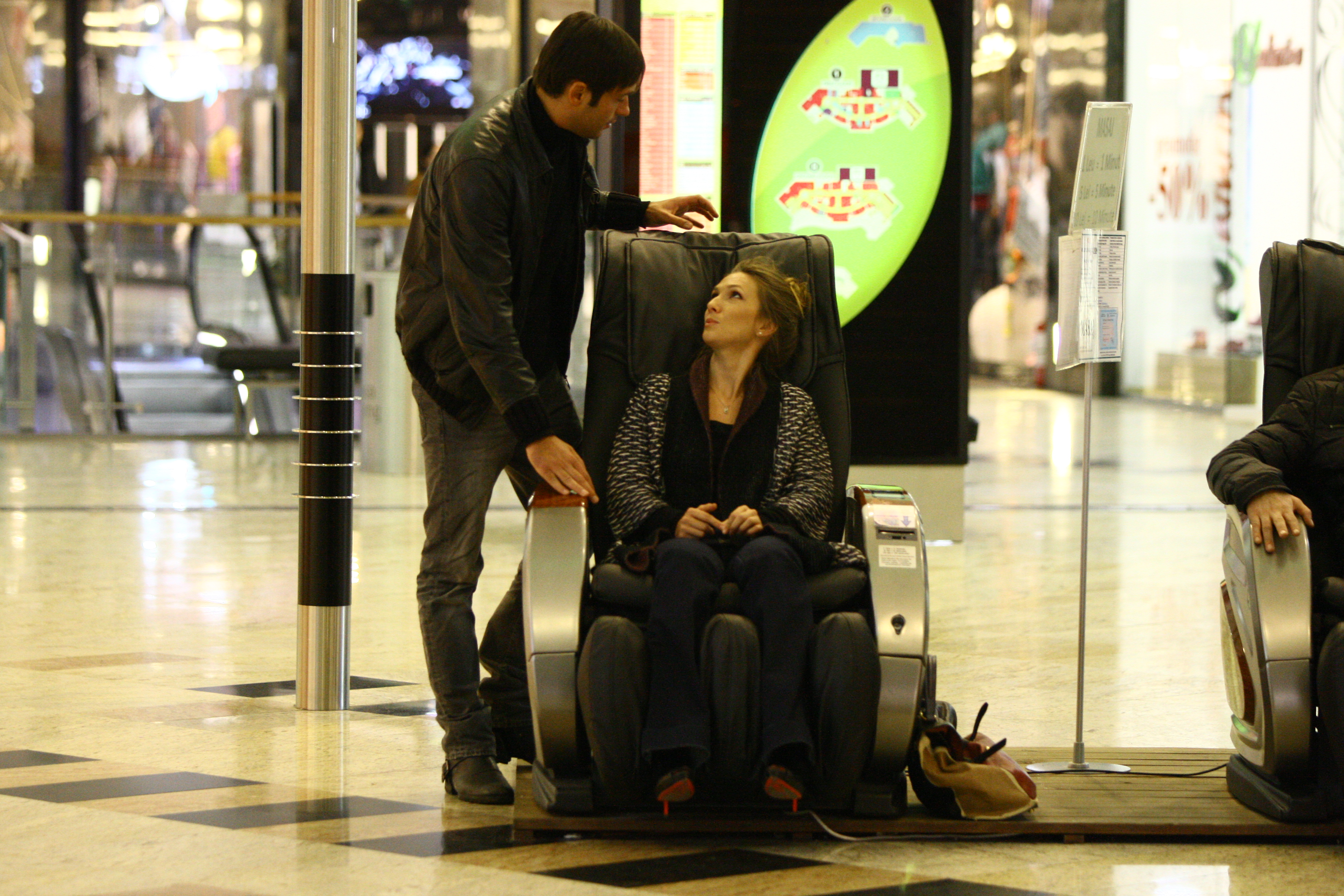 Ajunsi la fotoliile de masaj, Radu s-a asigurat ca iubita lui are parte de toata relaxarea de care are nevoie
