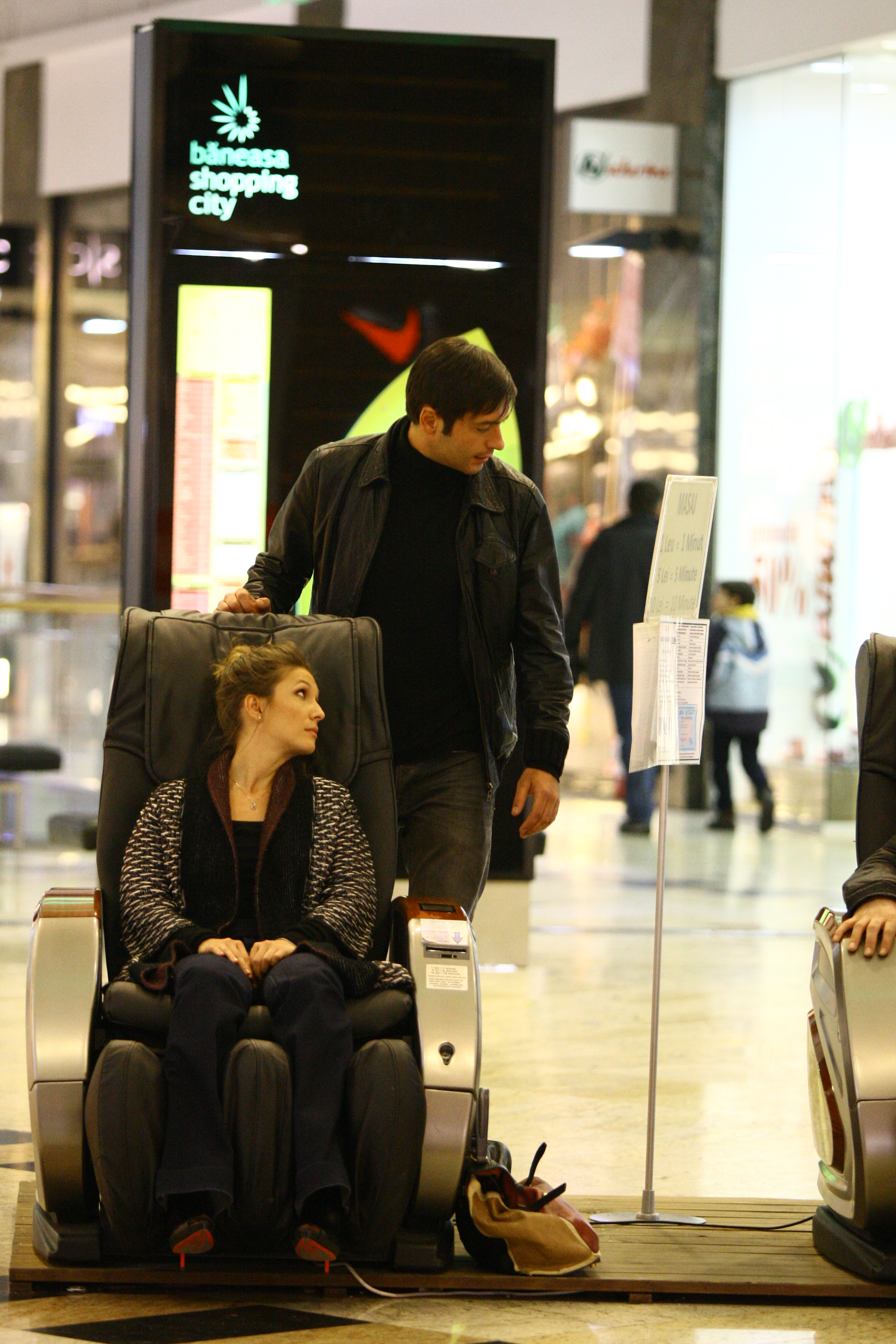 In timp ce se ocupa de Adela, Valcan are grija si de colegul ei, instalat pe celalalt fotoliu