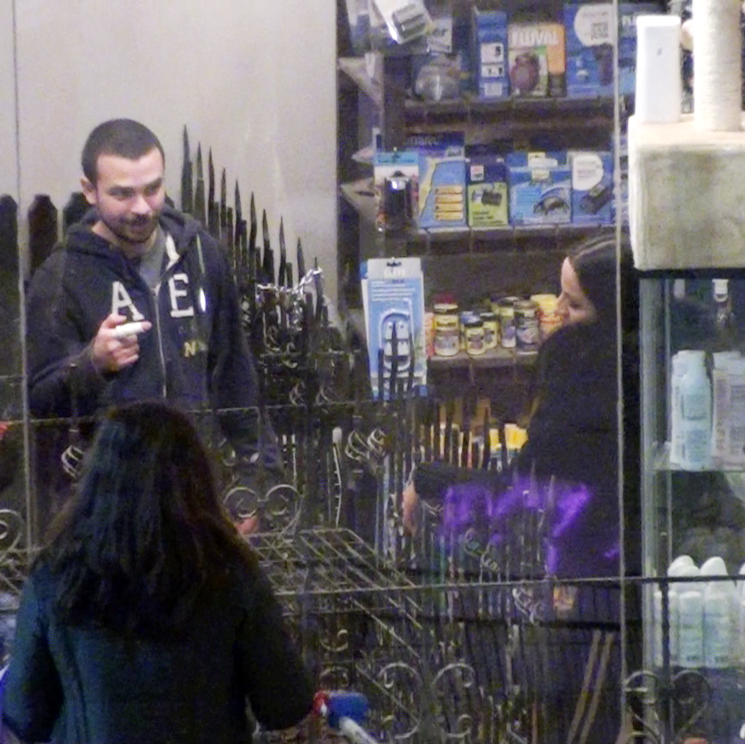 Vedeta TV se intinde la discutii cu angajatul magazinului